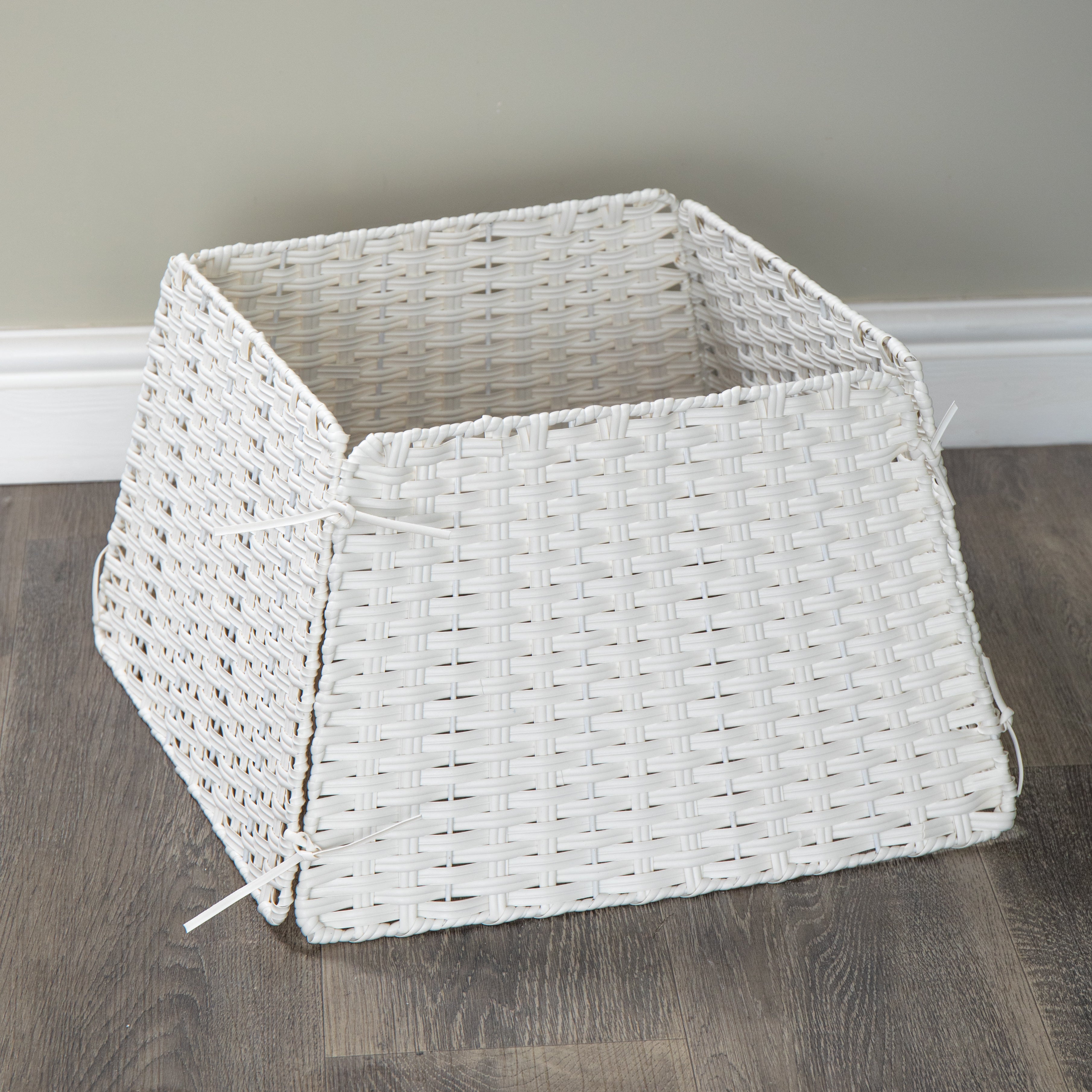 47cm x 46cm Samuel Alexander Foldable Faux Rattan Christmas Tree Skirt in White