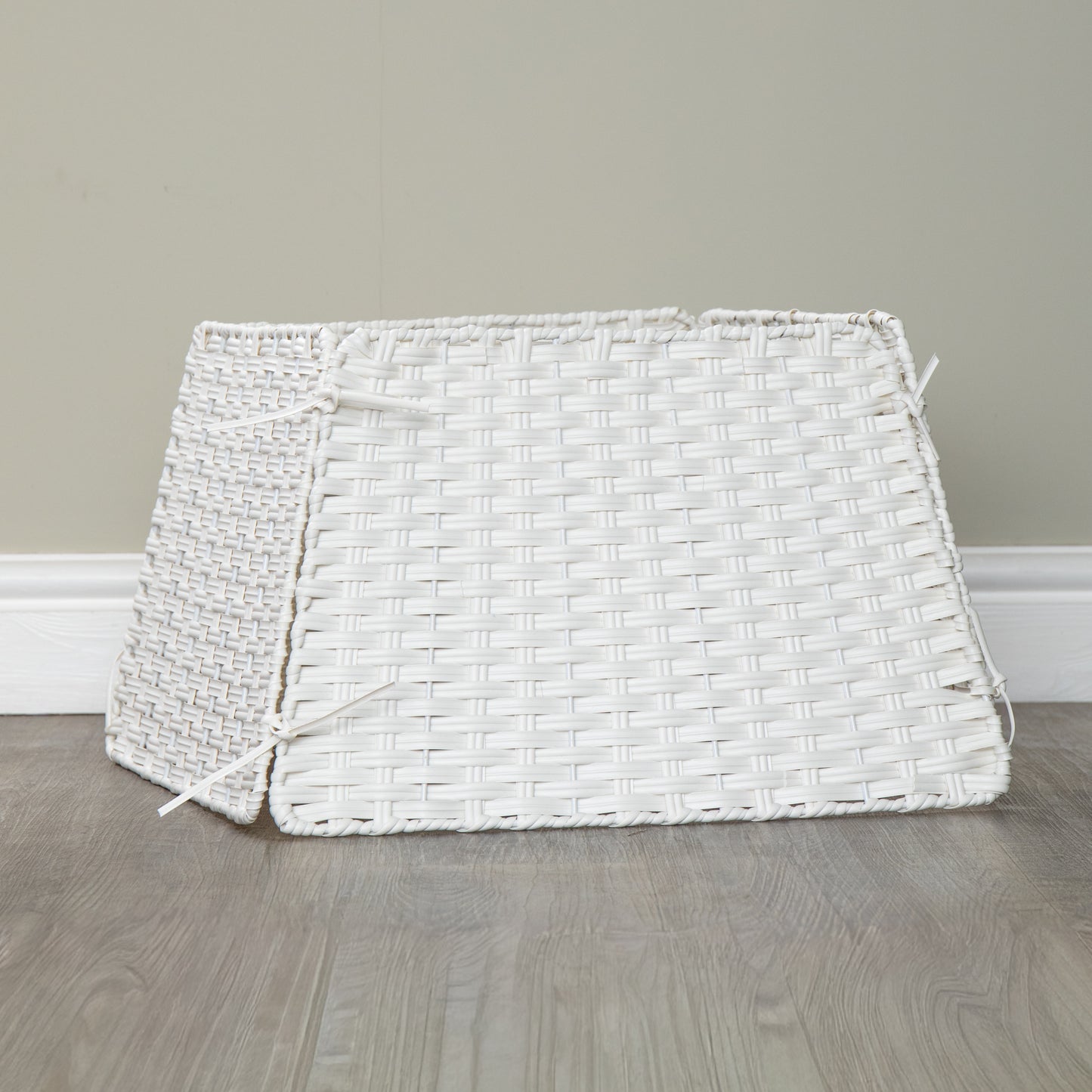 47cm x 46cm Samuel Alexander Foldable Faux Rattan Christmas Tree Skirt in White