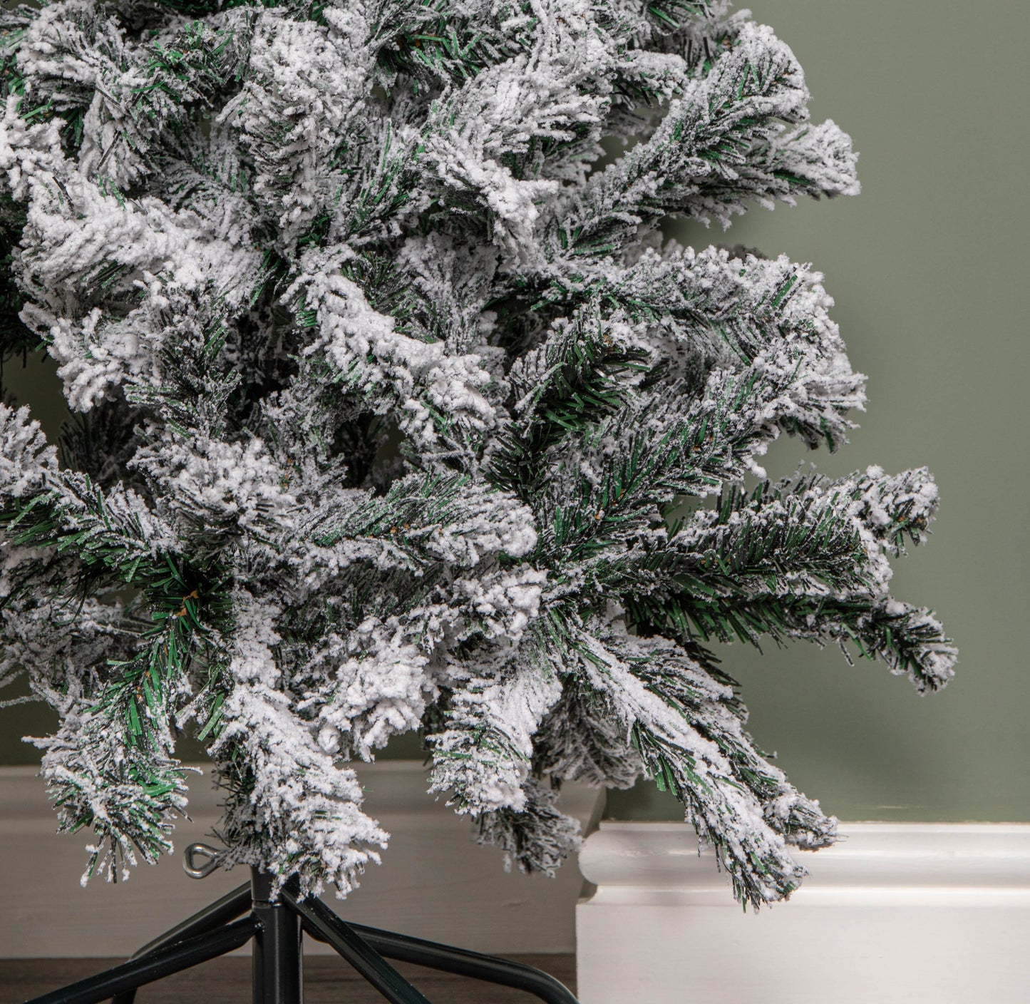 Factory Seconds: 4ft (1.2m) Snow Flocked Artificial Christmas Tree with Green Metal Stand and 177 Tips