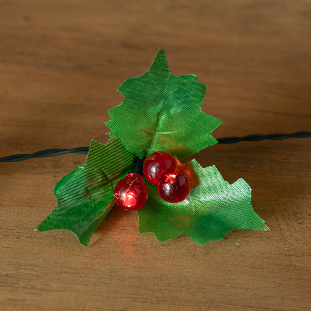 2.8m Light up Christmas Holly Garland with Red Berries and 40 Red LEDs