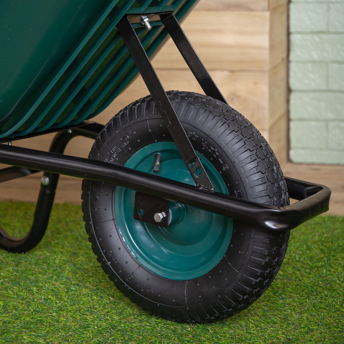110 Litre 150kg Capacity Heavy Duty Outdoor Pneumatic Plastic Garden Wheelbarrow in Green