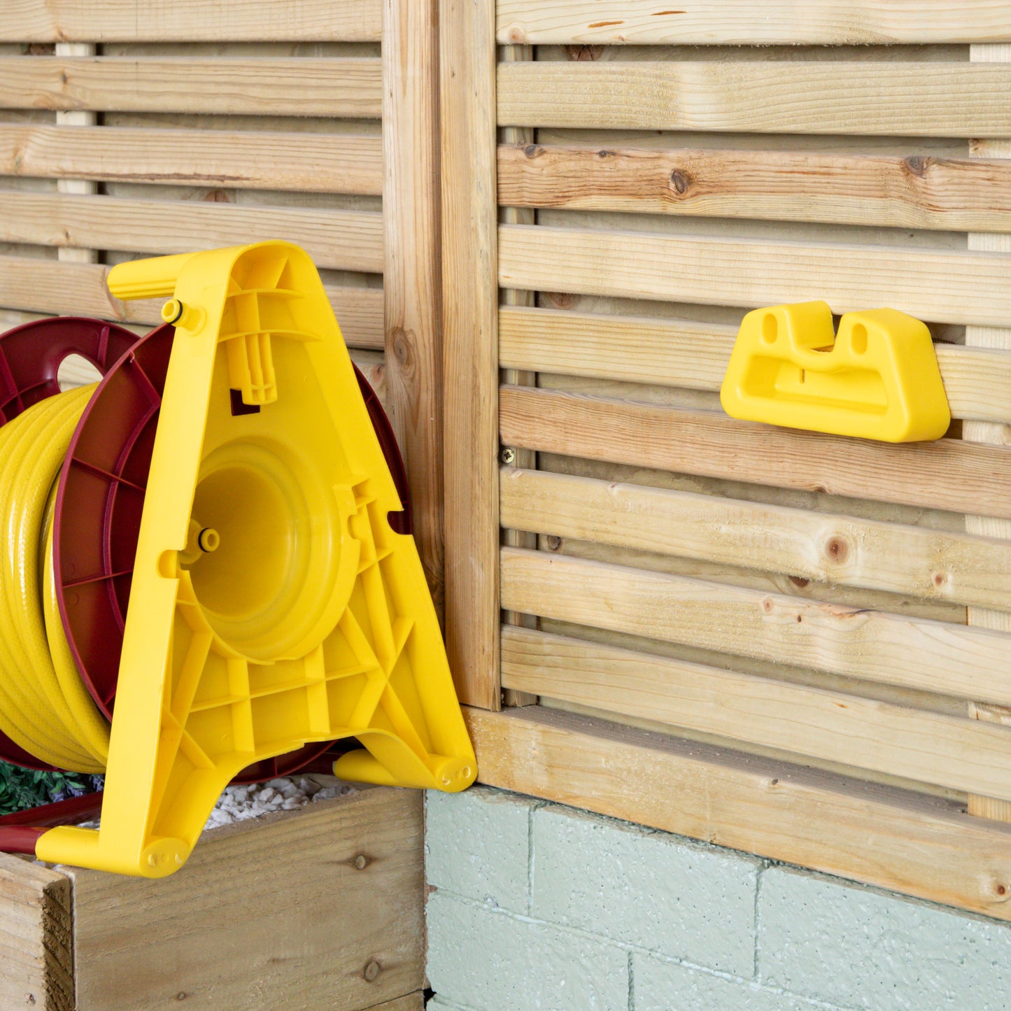 15m Pro Wall Mounted Garden Hose Pipe with Spray Nozzle & Storage Reel