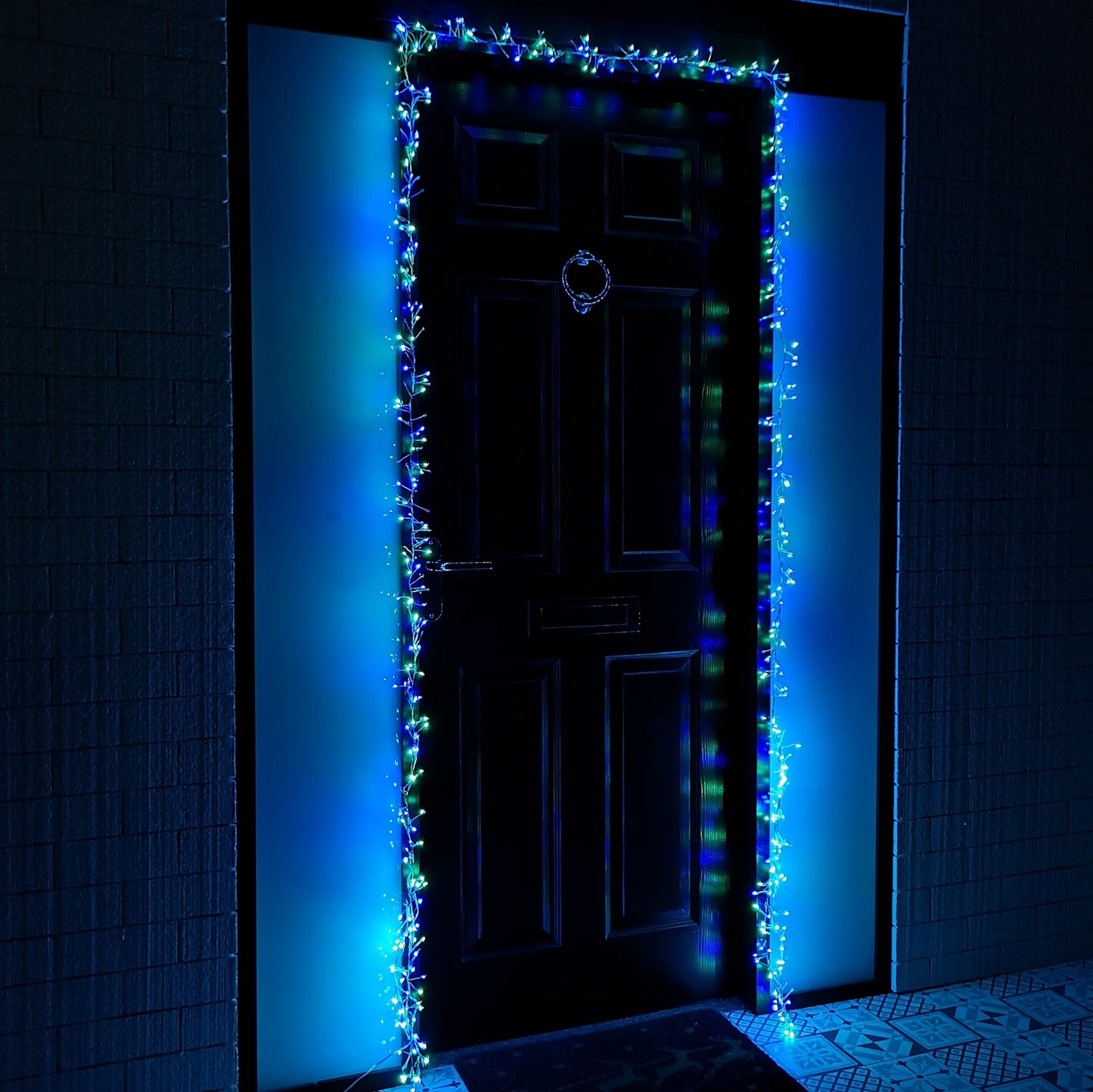 Factory Seconds: 5.5m 880 LED Indoor Outdoor Christmas Door Lights in Multi-Coloured