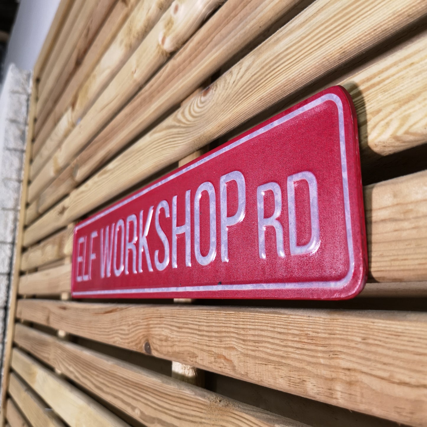 50cm Indoor Outdoor Red Metal Elf Workshop Rd Sign Hanging Christmas Decoration