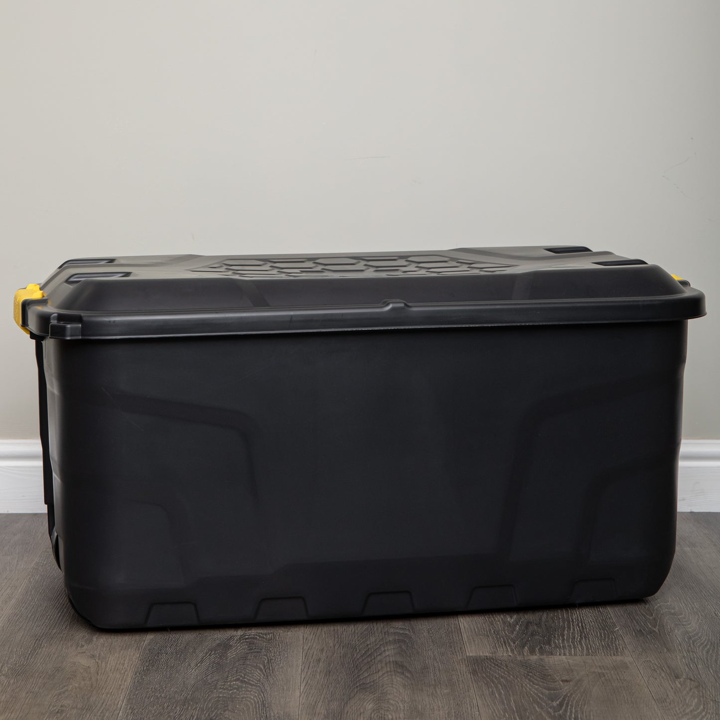 145L Heavy Duty Lockable & Stackable Storage Tub Chest on Wheels with Clips in Black