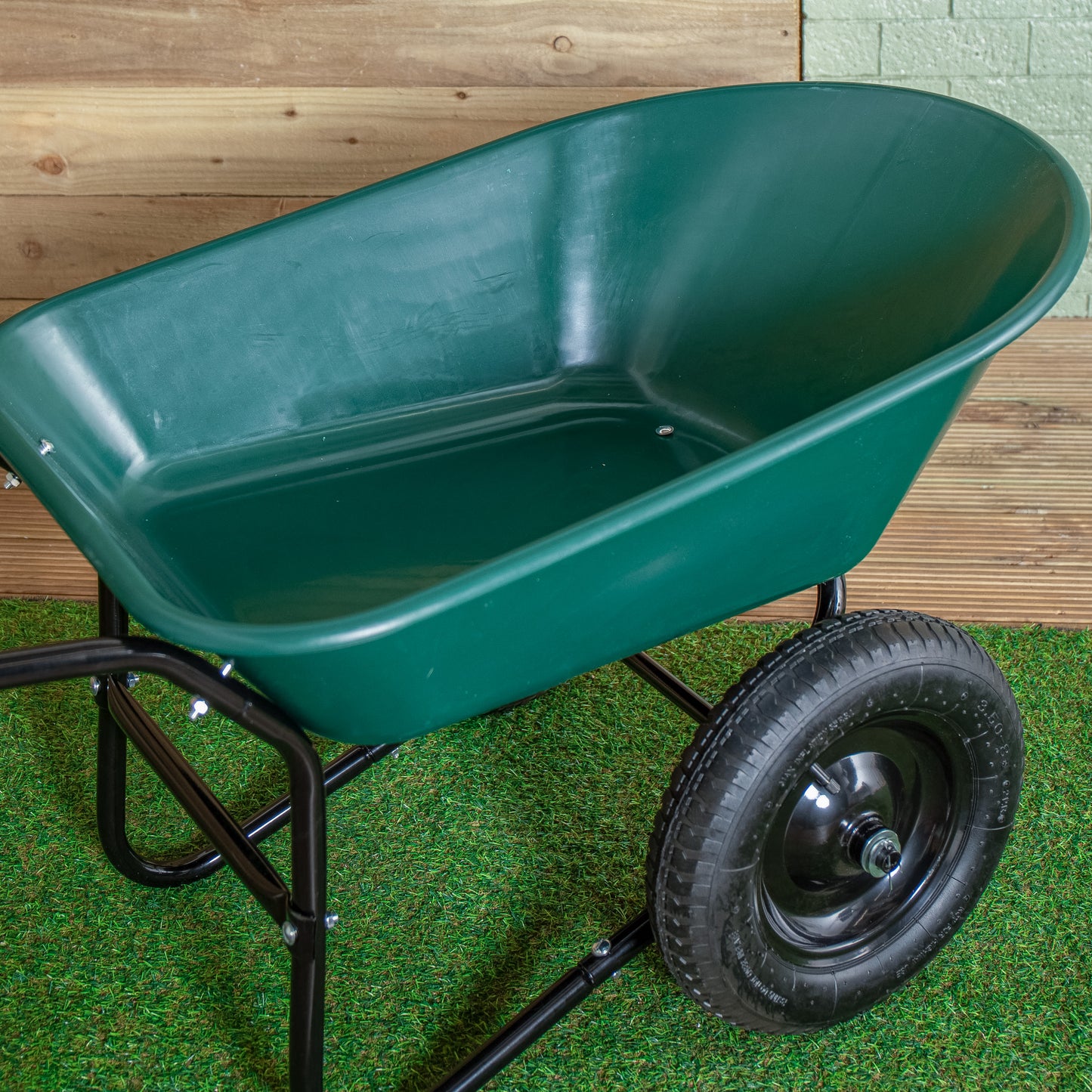 Heavy Duty 2 Wheel Outdoor Pneumatic Plastic Garden Wheelbarrow in Green