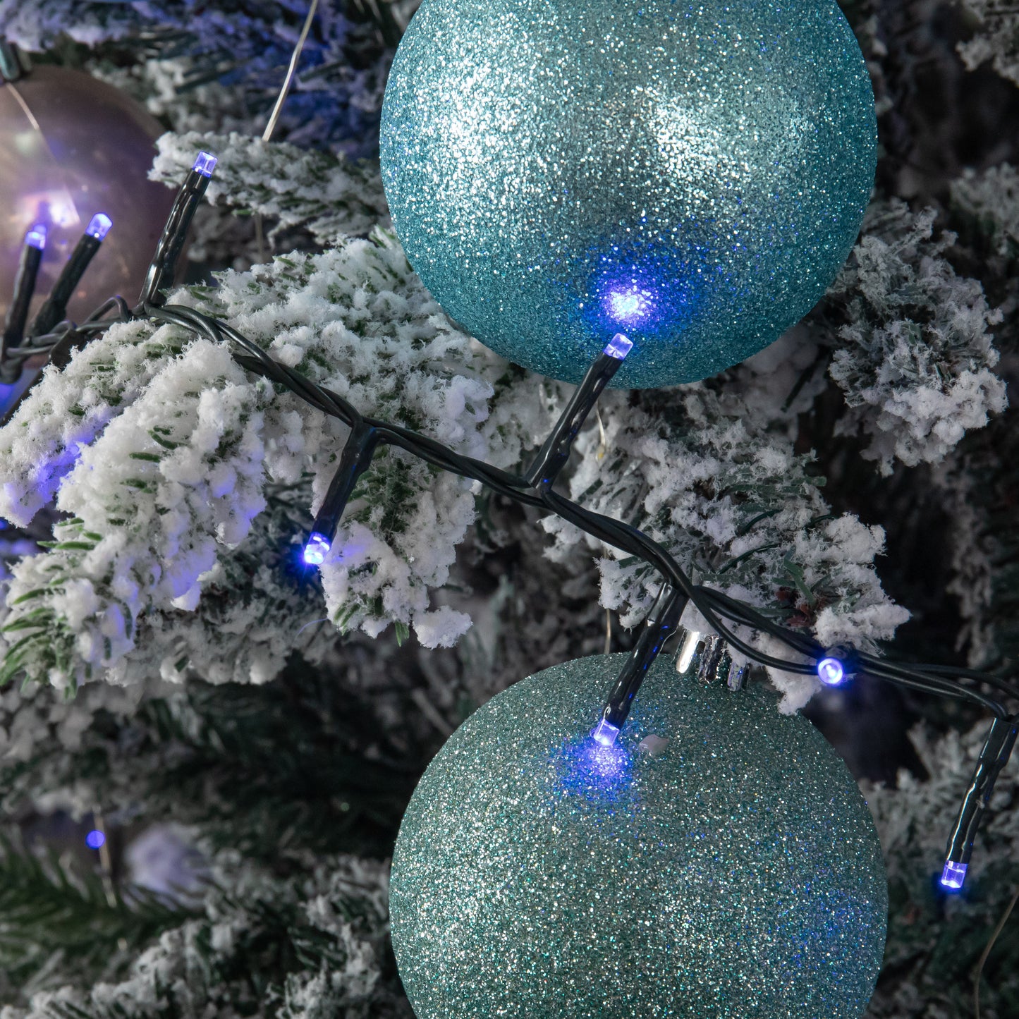 15.5m 600 LED Colour Changing Christmas String Lights in White to Blue