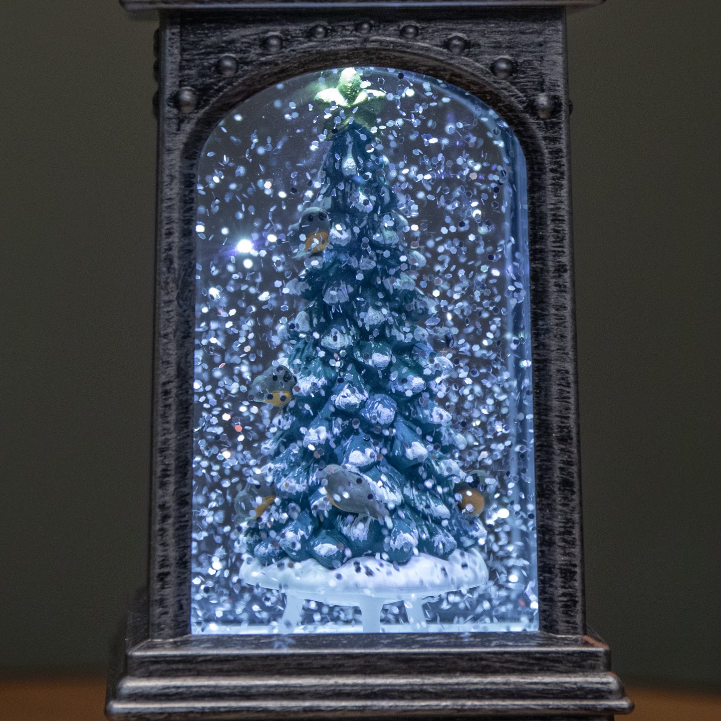 21cm Dual Powered Light up Silver Water Spinner with Robins on Christmas Tree & White LEDs