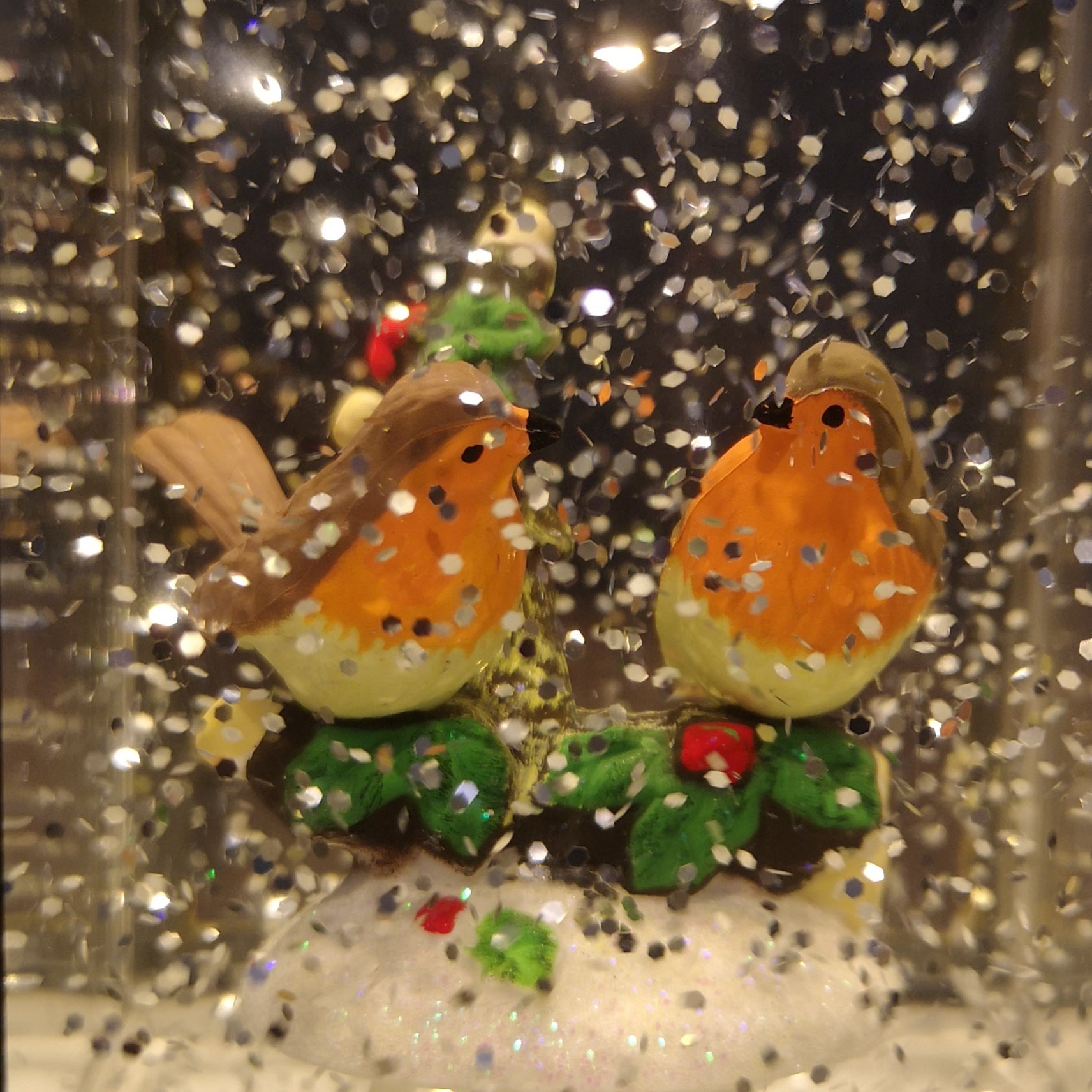 21cm Battery Operated Christmas Robin Scene Glitter Water Spinner Lantern Decoration