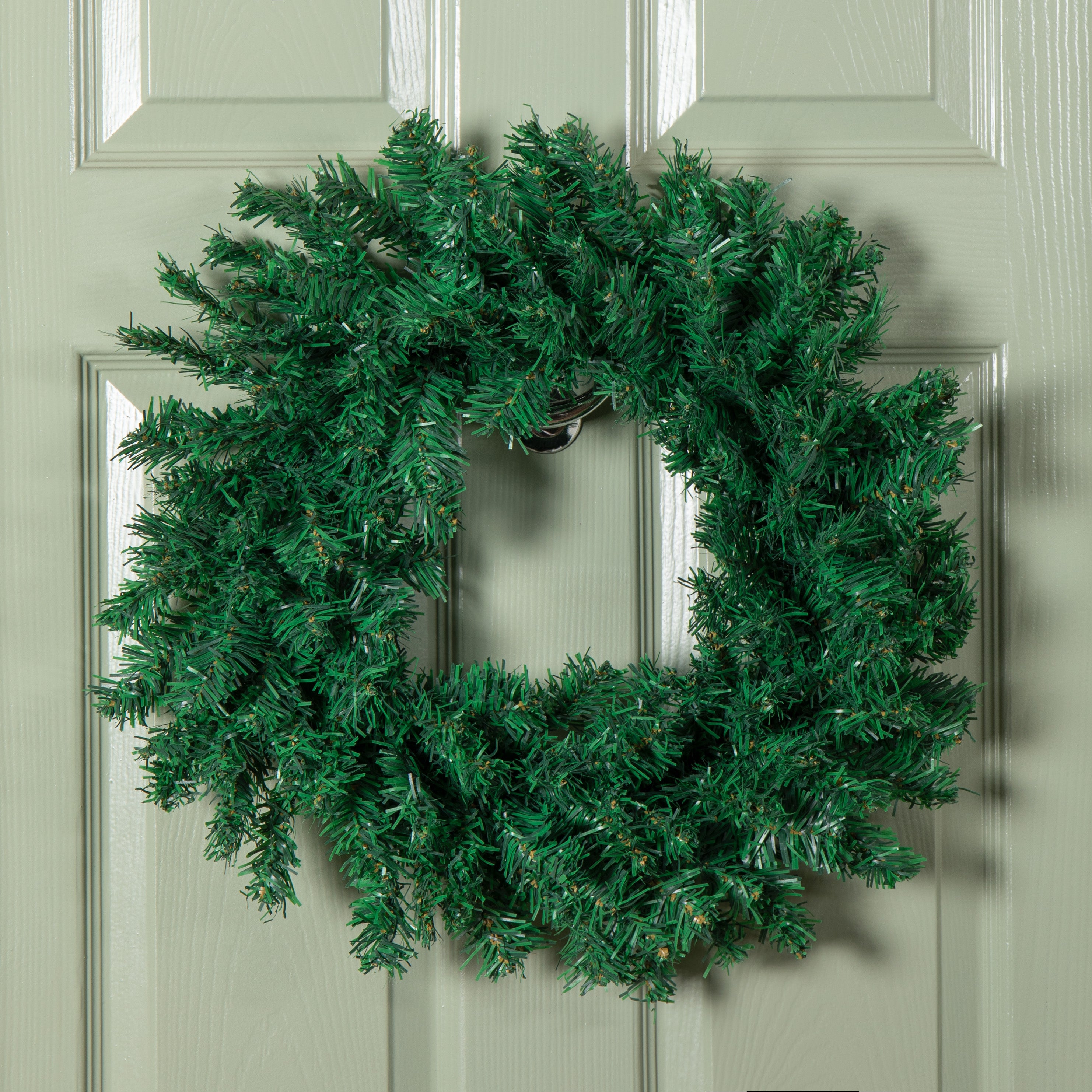 50cm Hanging Plain Green Christmas Wreath with 140 Tips