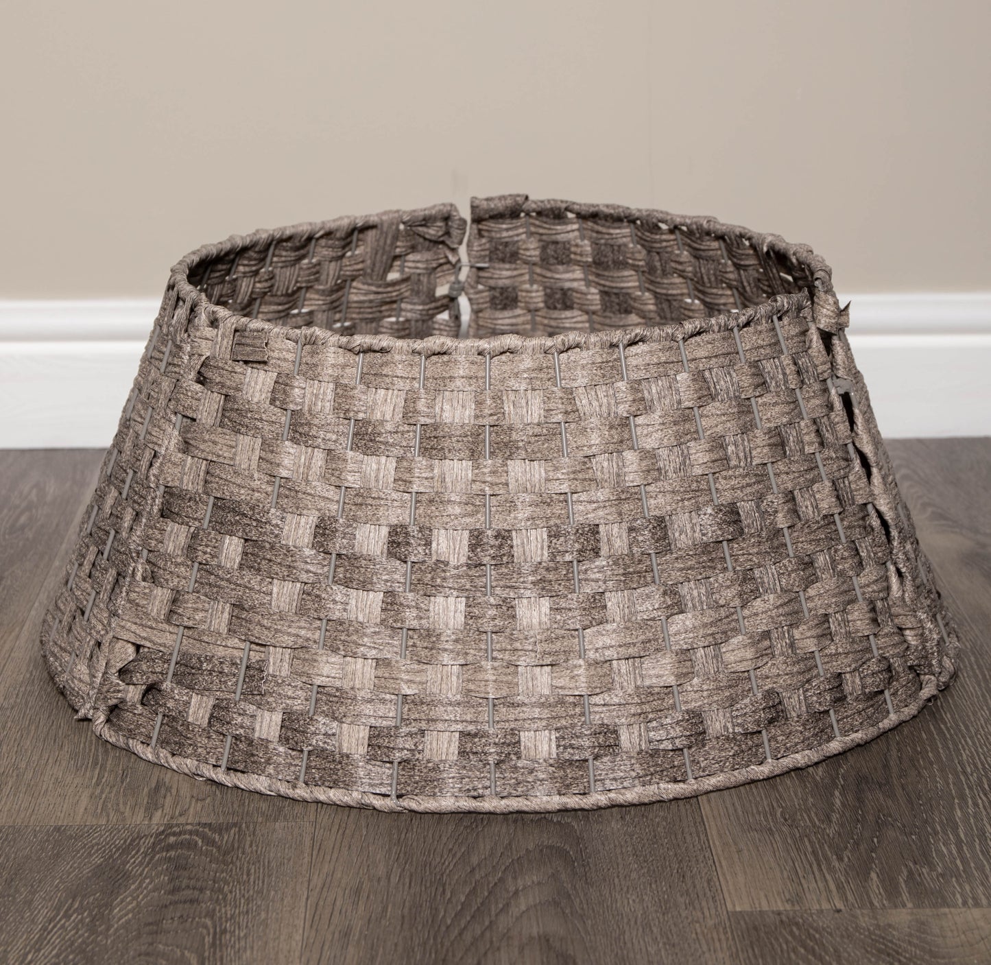 40/58cm Samuel Alexander Medium KD Plastic Wicker Rattan Woven Christmas Tree Skirt in Grey