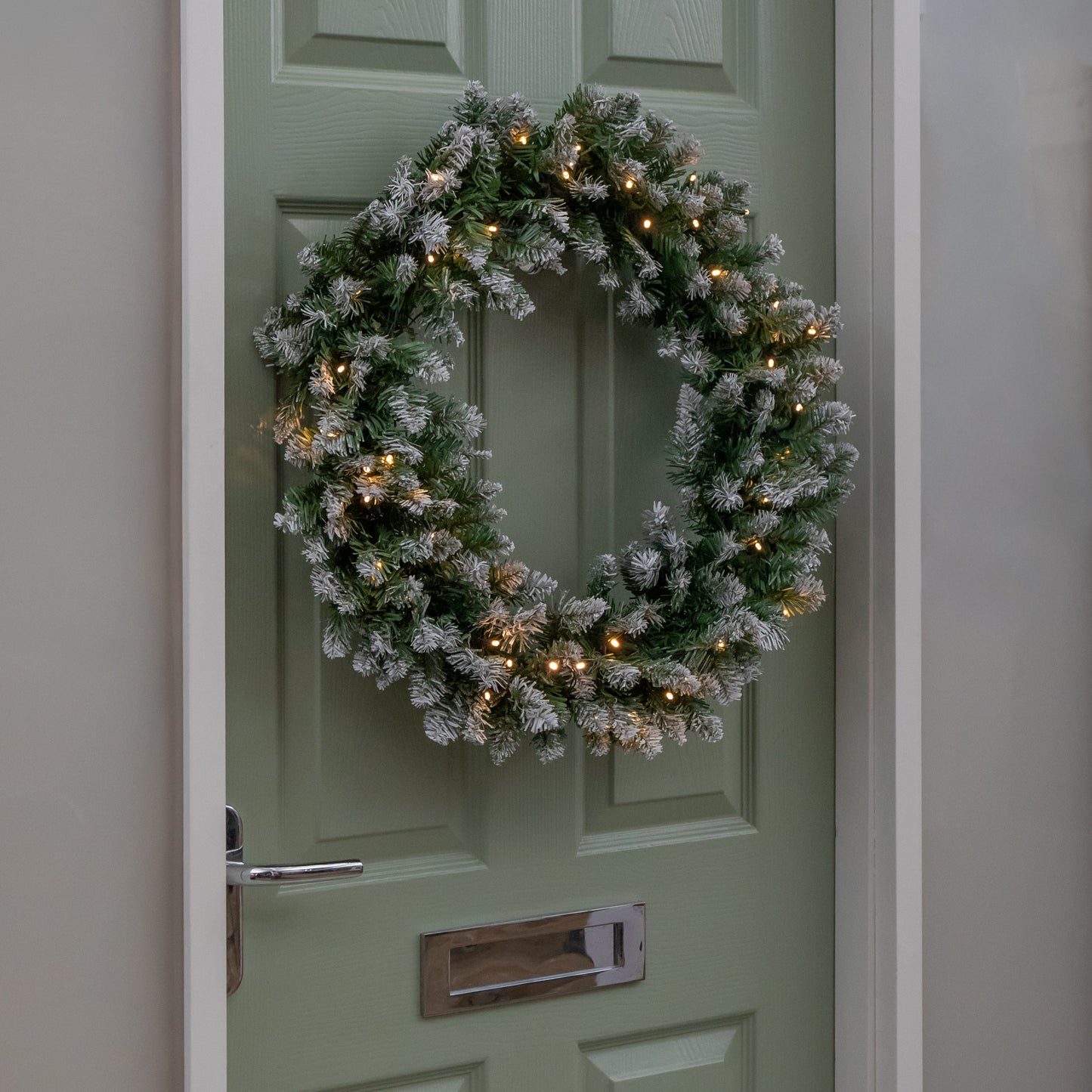 60cm Snow Tipped Christmas Wreath with 50 Warm White LEDs and 160 Bullet Tips