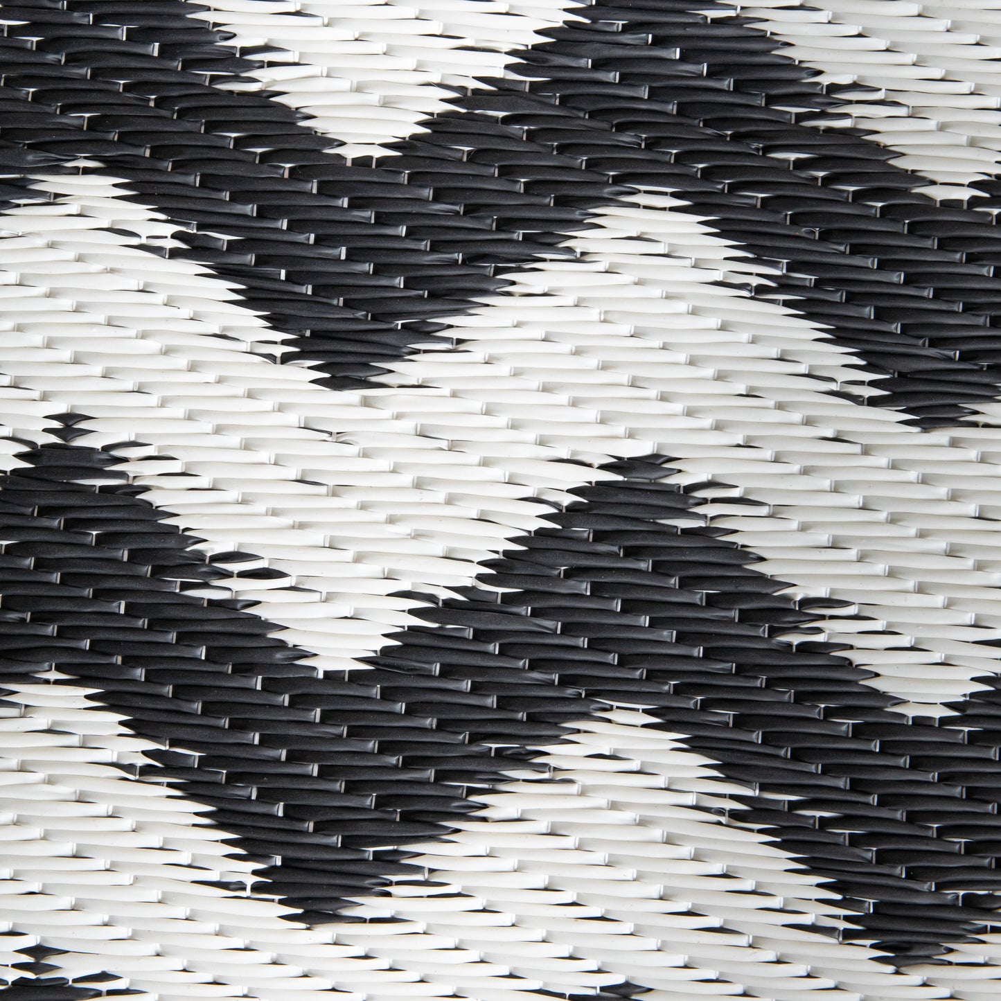 1.5m x 2.1m Atlantis Large Outdoor Alfresco Patio Rug Mat in Onyx