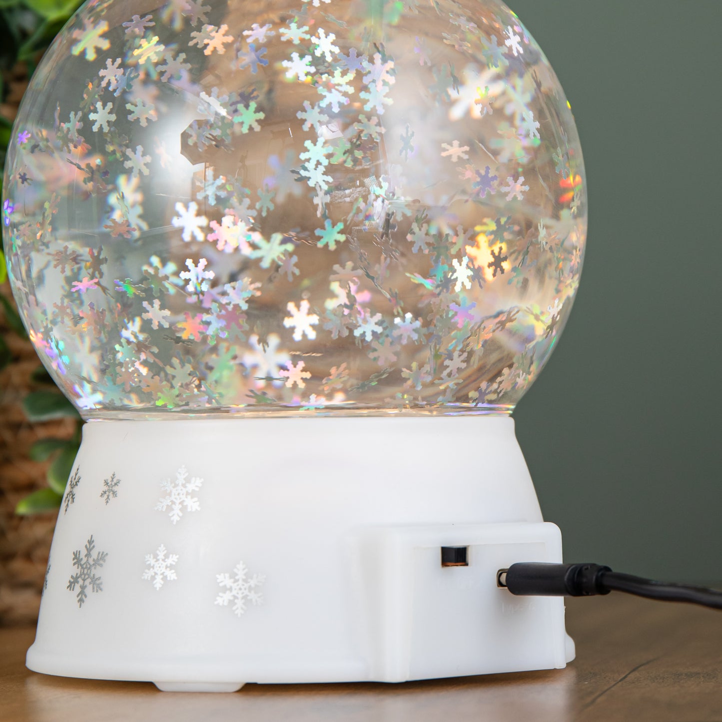 15cm Dual Powered Light up White Christmas Snowflake Water Spinner Globe with LEDs