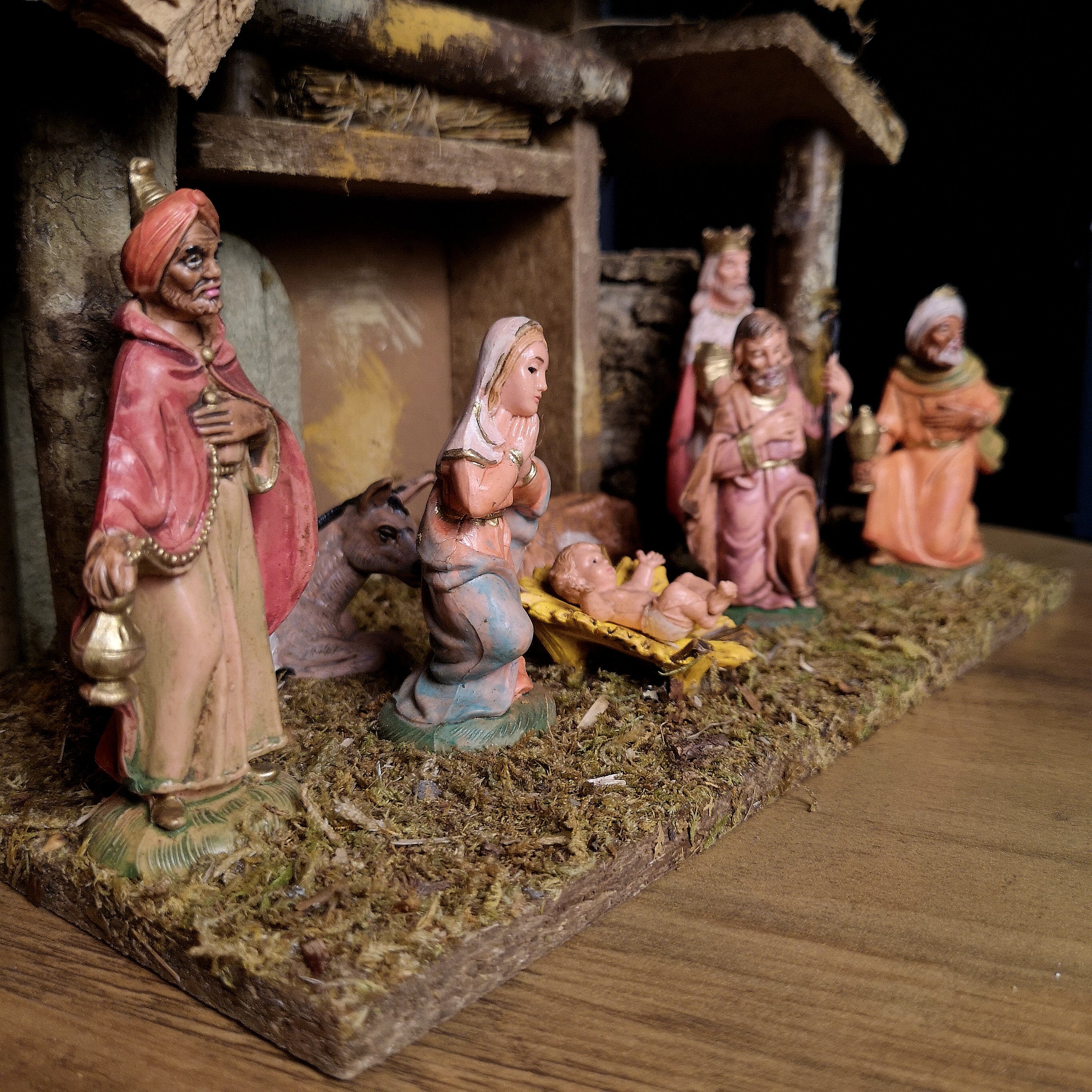 27cm Indoor Christmas Nativity Scene in Stable with Baby Jesus and 7 Figures Ornament