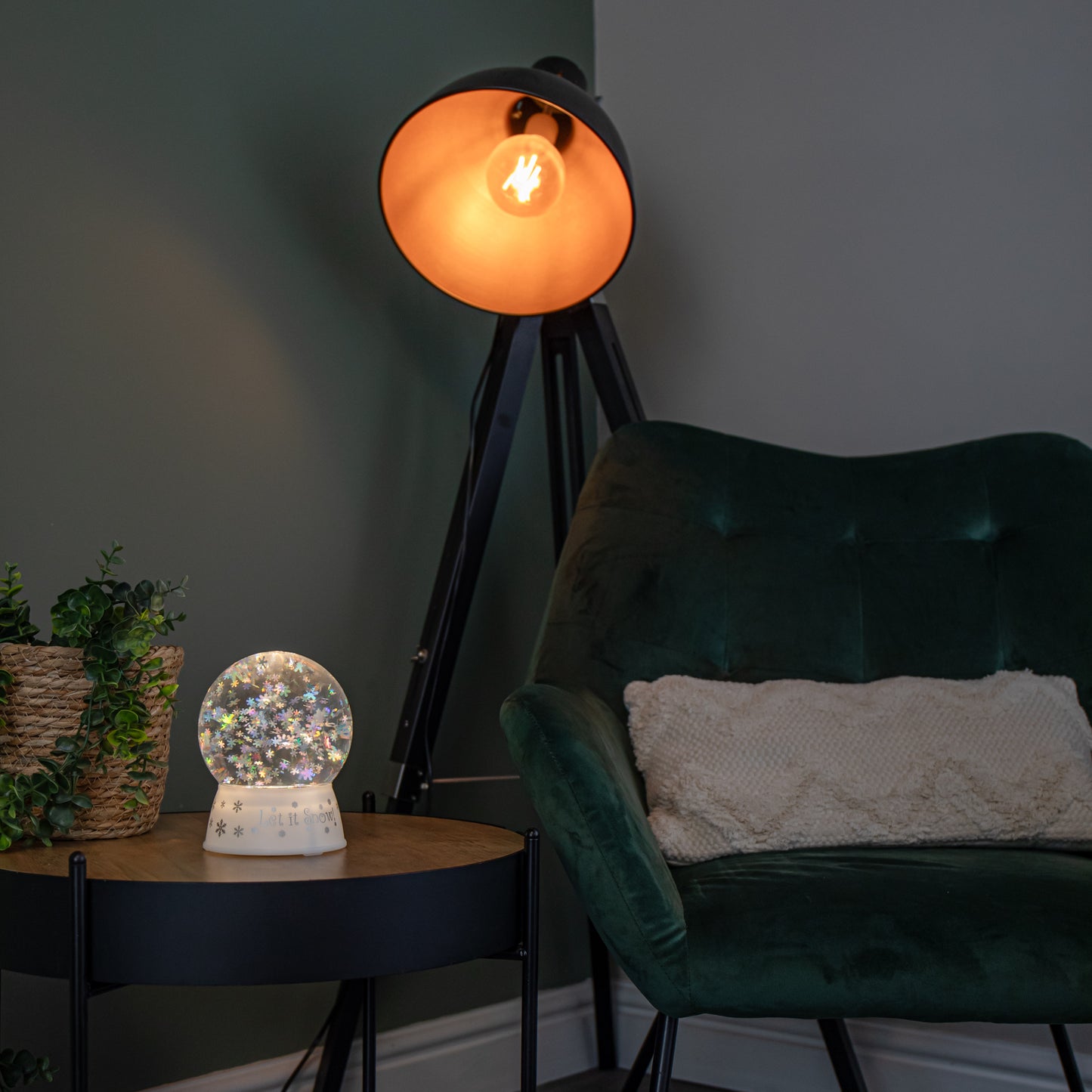 15cm Dual Powered Light up White Christmas Snowflake Water Spinner Globe with LEDs