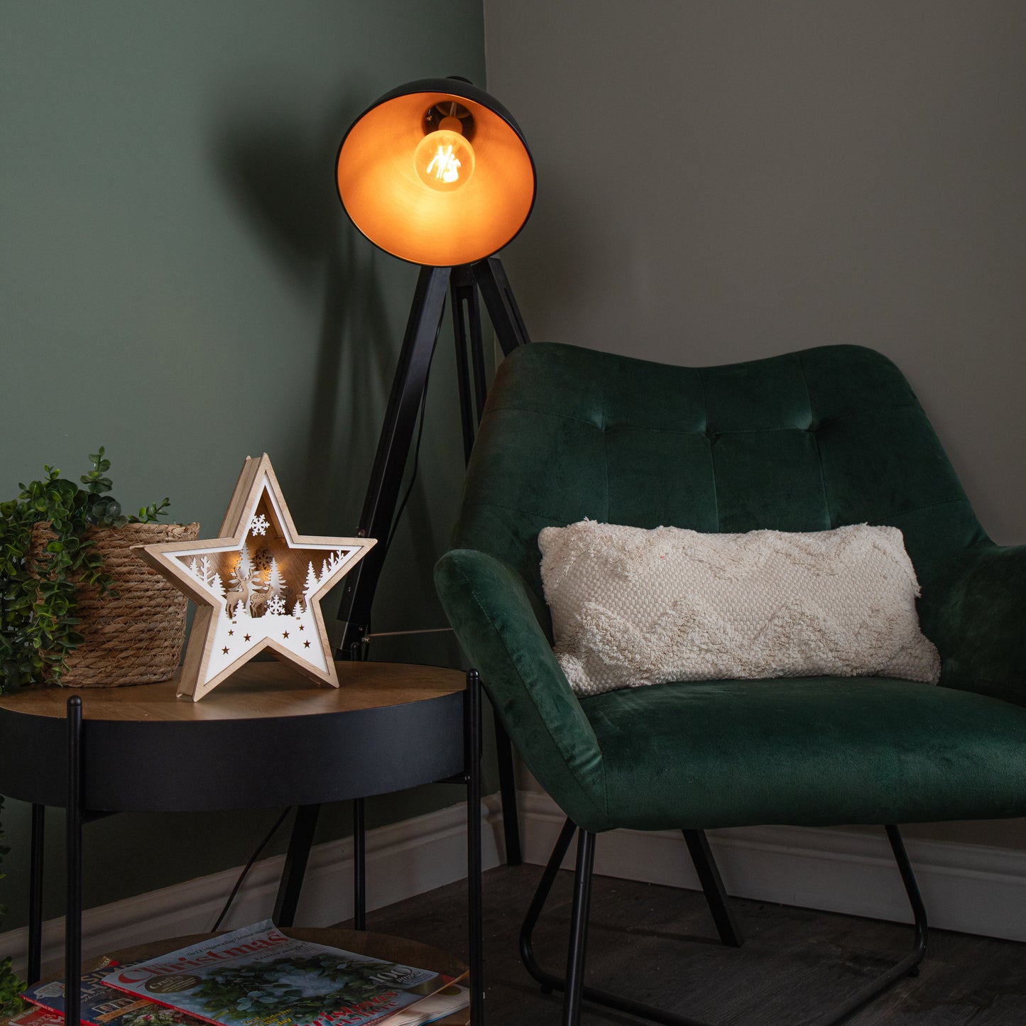 23cm Battery Operated Wooden Star Shape Woodland Scene Christmas Decoration