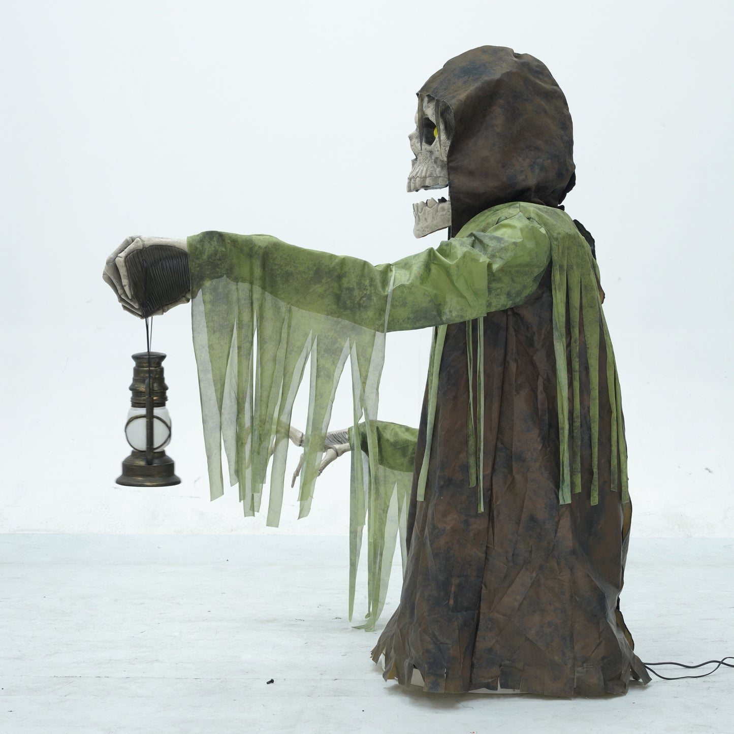 1.47m Tall Light up Corroded Rise Up Reaper Skeleton Halloween Animatronic Decoration