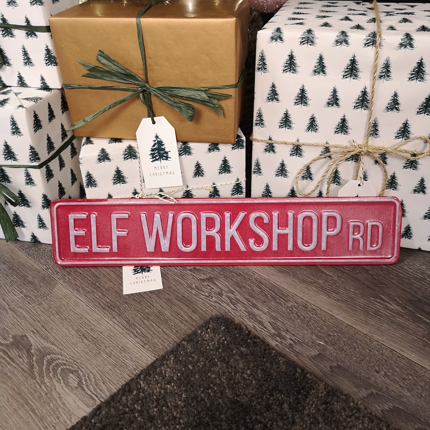 50cm Indoor Outdoor Red Metal Elf Workshop Rd Sign Hanging Christmas Decoration