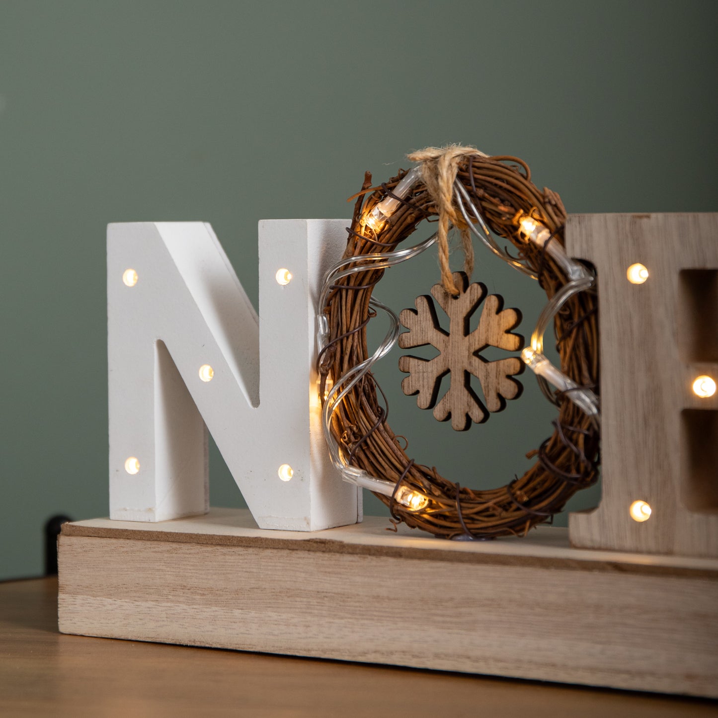 12cm Battery Operated Light up Wooden Noel Christmas Decoration with Snowflake & 18 Warm White LEDs