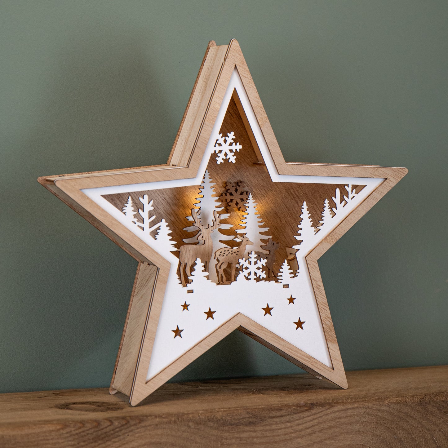 23cm Battery Operated Wooden Star Shape Woodland Scene Christmas Decoration