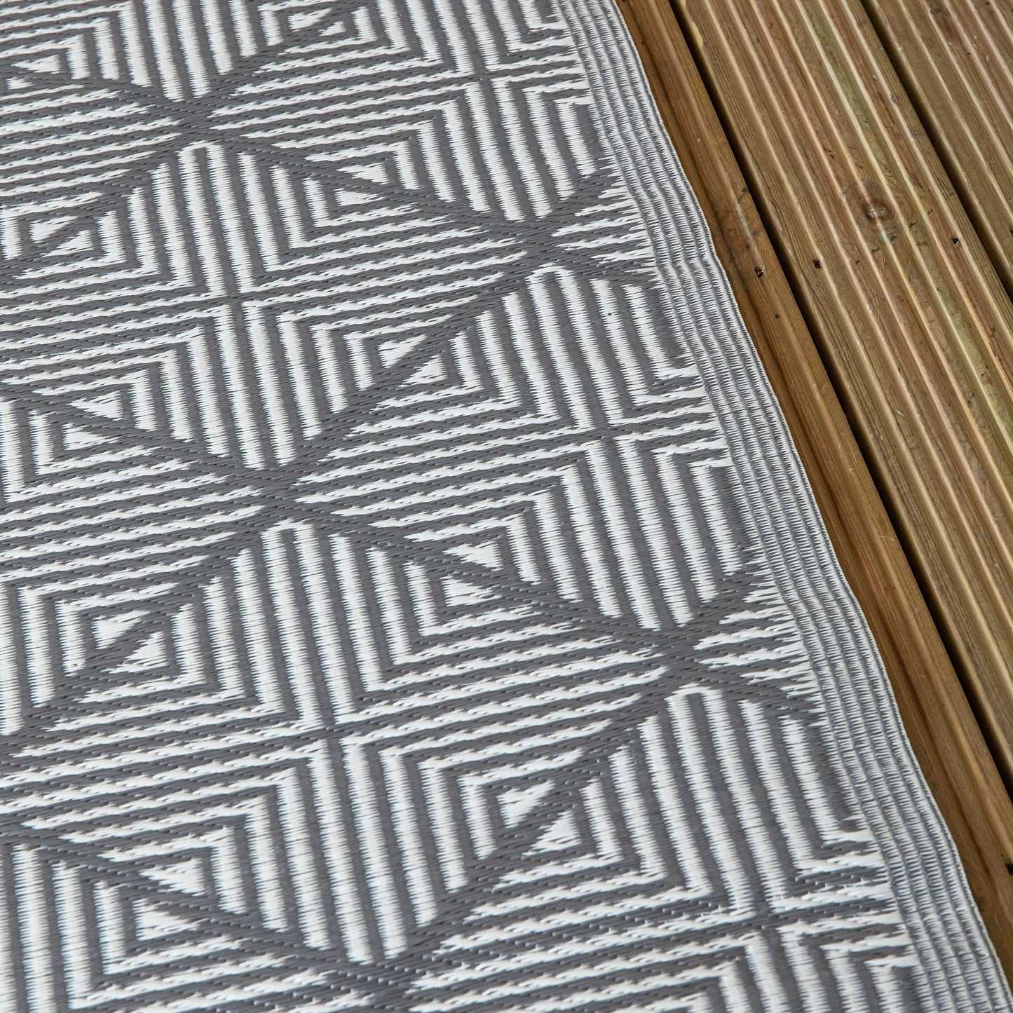 1.5m x 2.1m Alexandria Large Outdoor Alfresco Patio Rug Mat in Grey