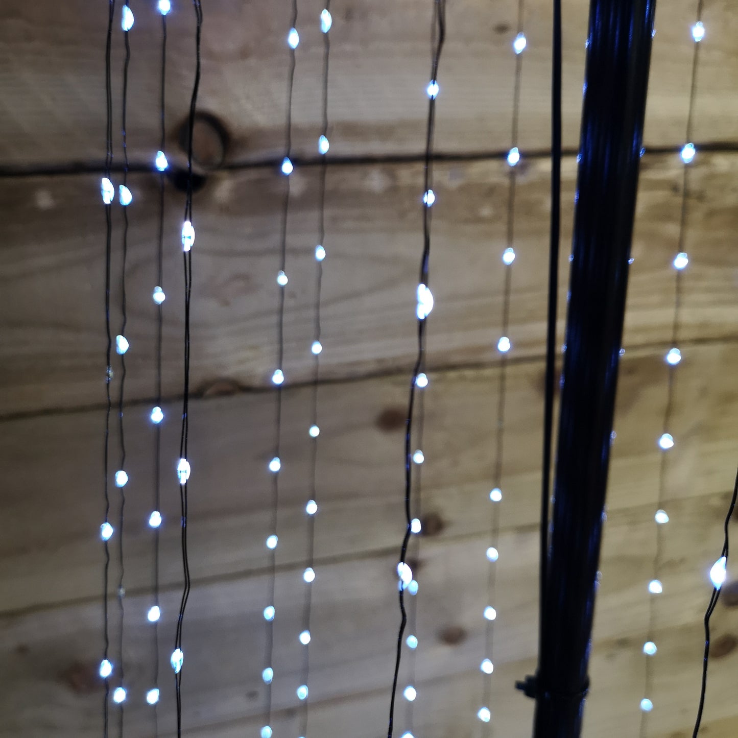 2.5m Outdoor Maypole Christmas Tree with 884 Ice White 10% Flashing LEDs