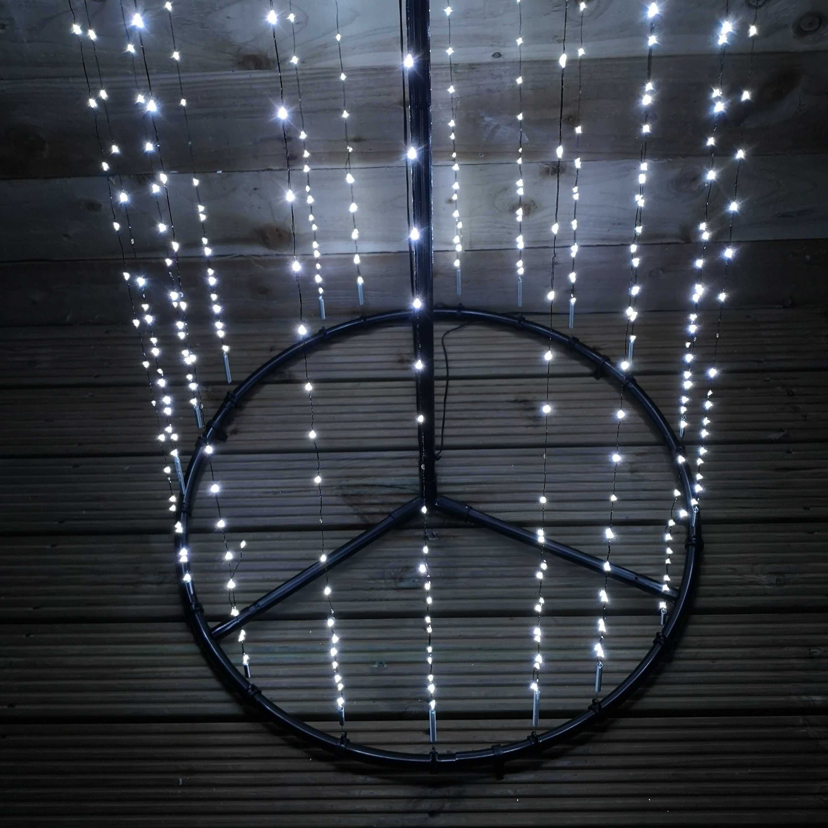 2.5m Outdoor Maypole Christmas Tree with 884 Ice White 10% Flashing LEDs