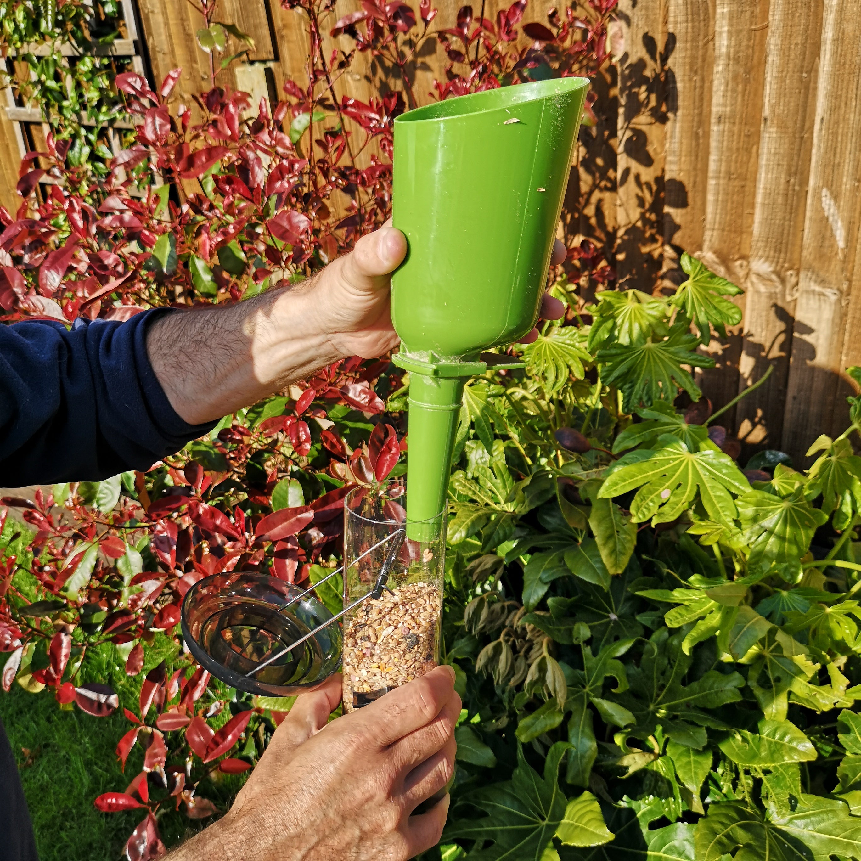 Tom Chambers Green Funnel Style Plastic Multi Purpose Scoop with Release Hatch for Filling Bird Feeders