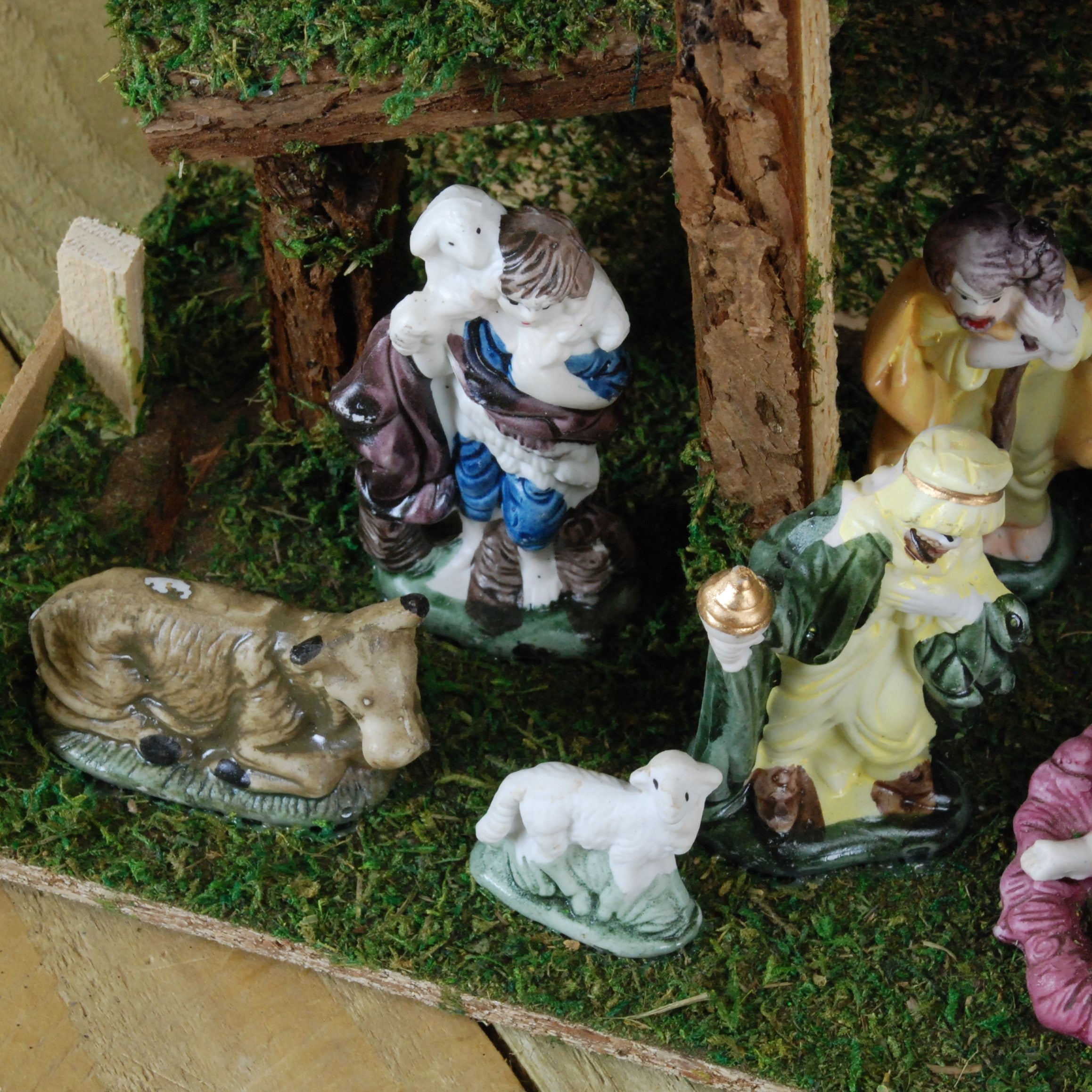 38cm x 22cm Christmas Nativity Scene Stable & 11 Figures
