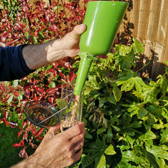 Tom Chambers Green Funnel Style Plastic Multi Purpose Scoop with Release Hatch for Filling Bird Feeders