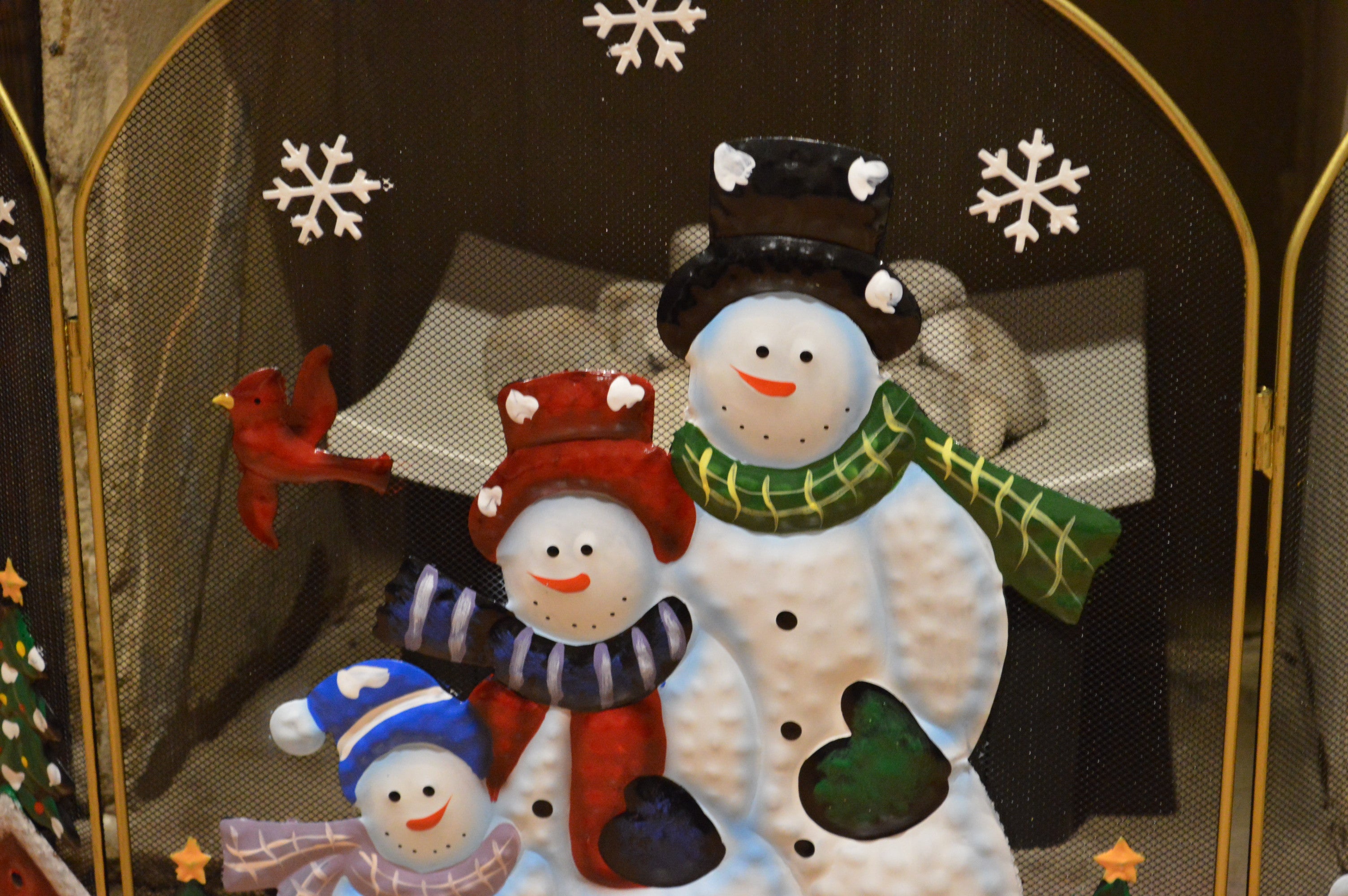 63cm Tall 90cm Wide Snowman Family Decorative Christmas Fire Guard