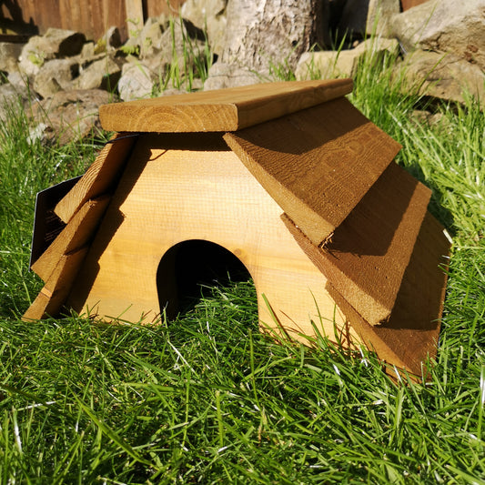 Tom Chambers Rustic Wooden Hedgehog House Habitat for Garden with Slatted Roof 2736