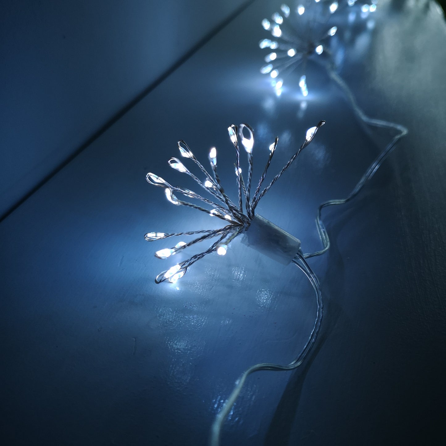 200 LED 10 Starburst Premier Christmas Outdoor Battery Timer Lights in Cool White