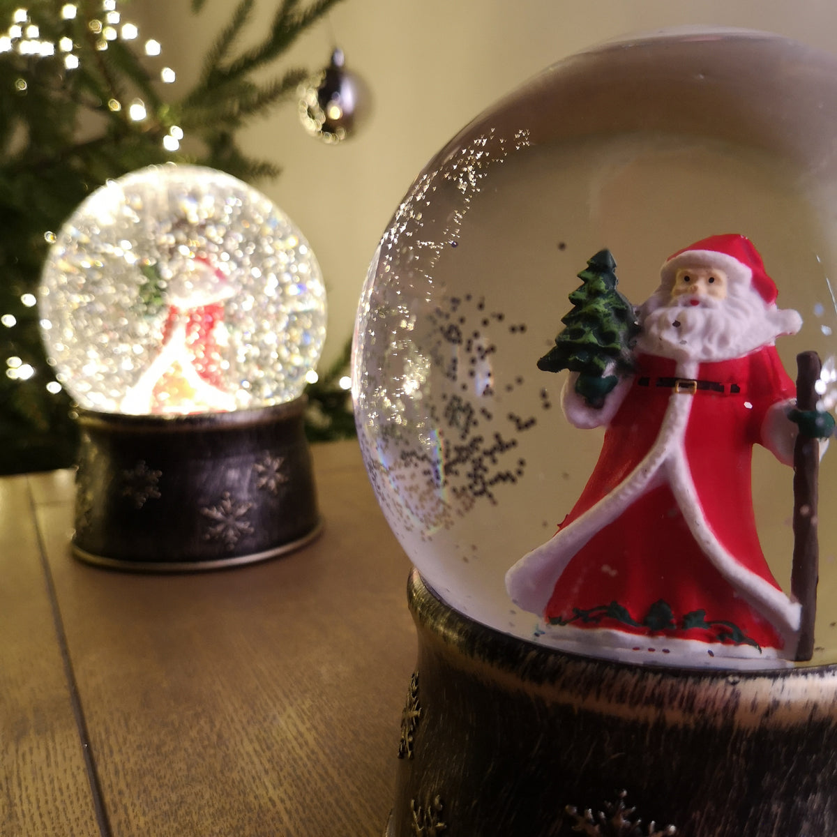 18cm Snowtime Christmas Water Spinner Snow Globe with Santa Scene - Dual Powered