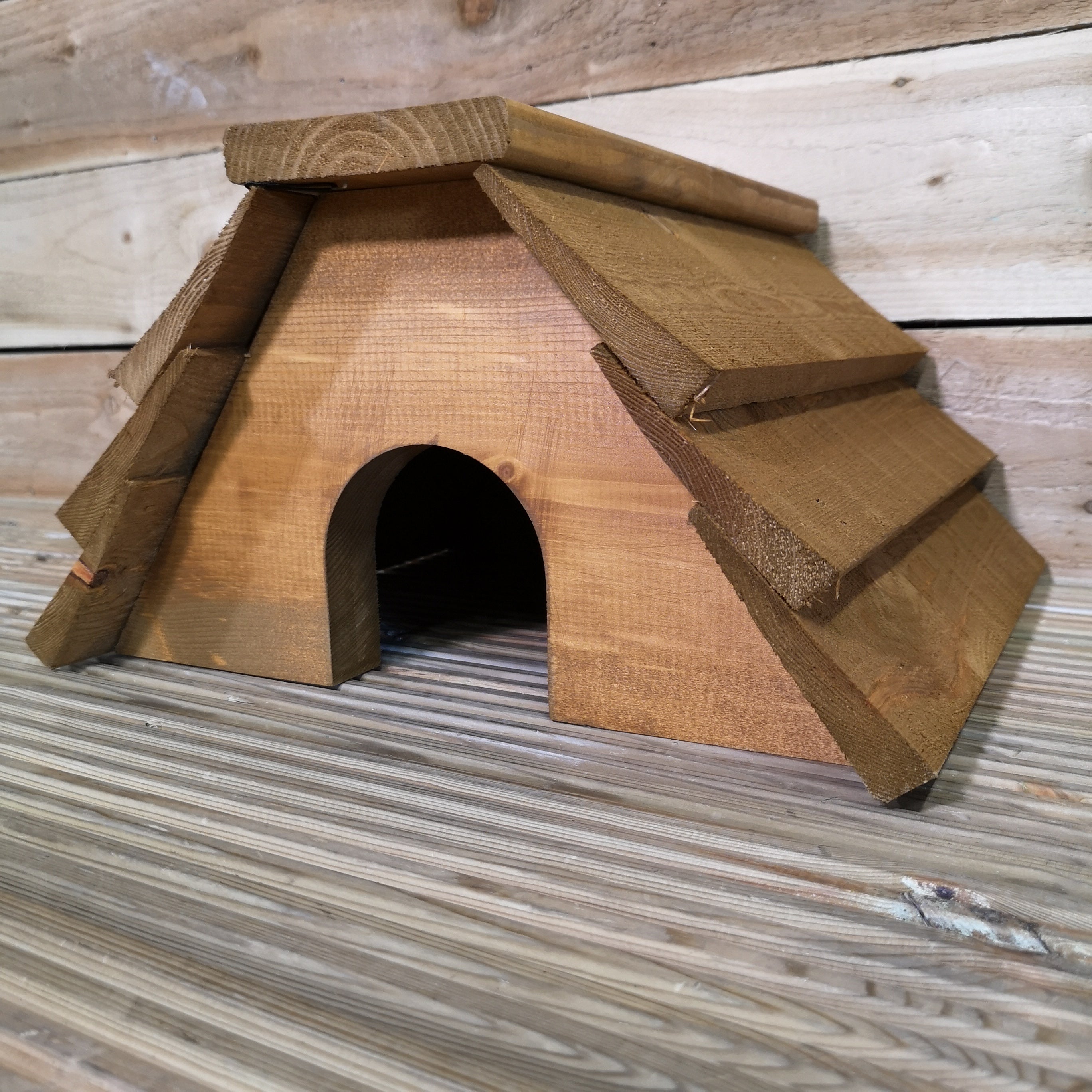 Tom Chambers Rustic Wooden Hedgehog House Habitat for Garden with Slatted Roof
