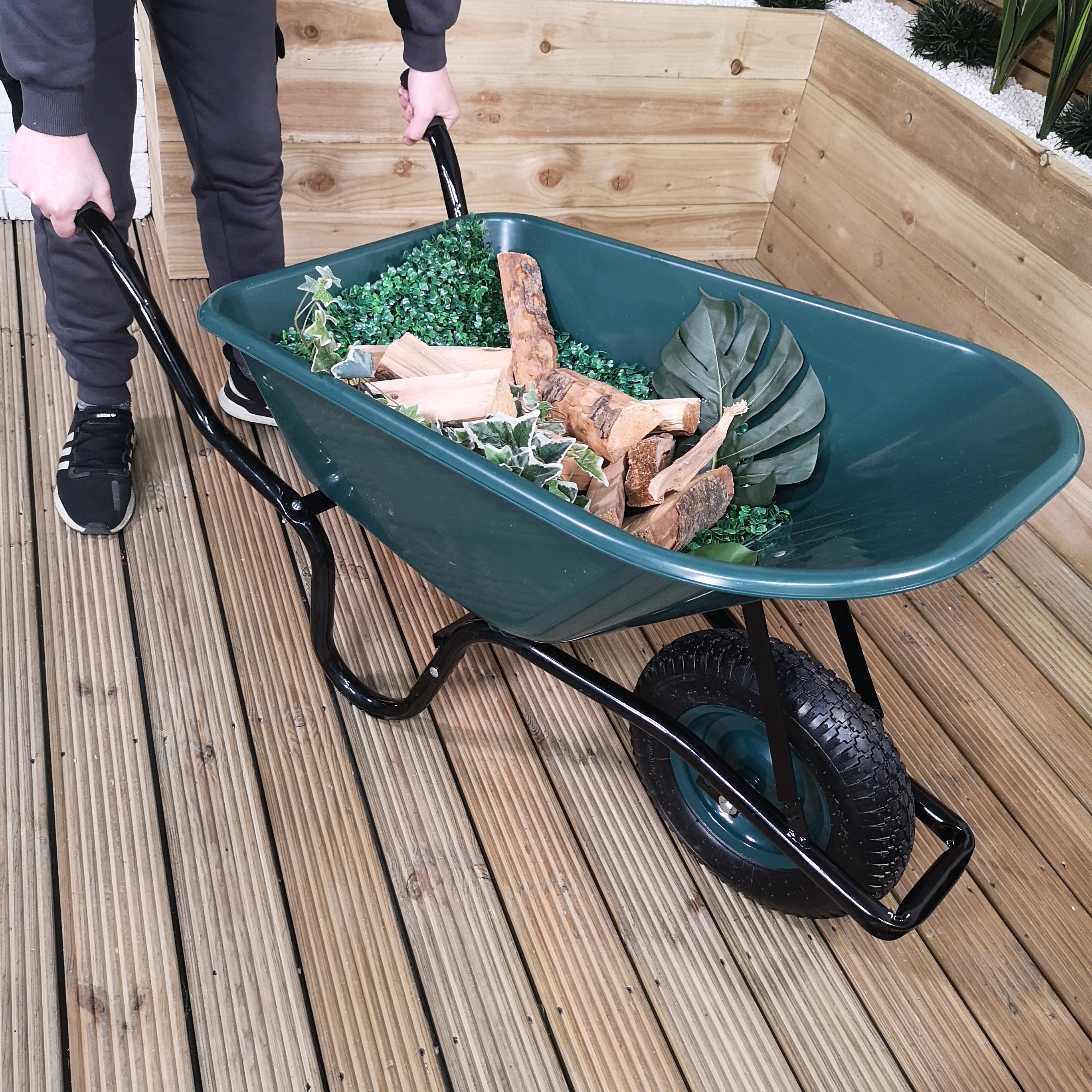 110 Litre 150kg Capacity Heavy Duty Outdoor Pneumatic Plastic Garden Wheelbarrow in Green
