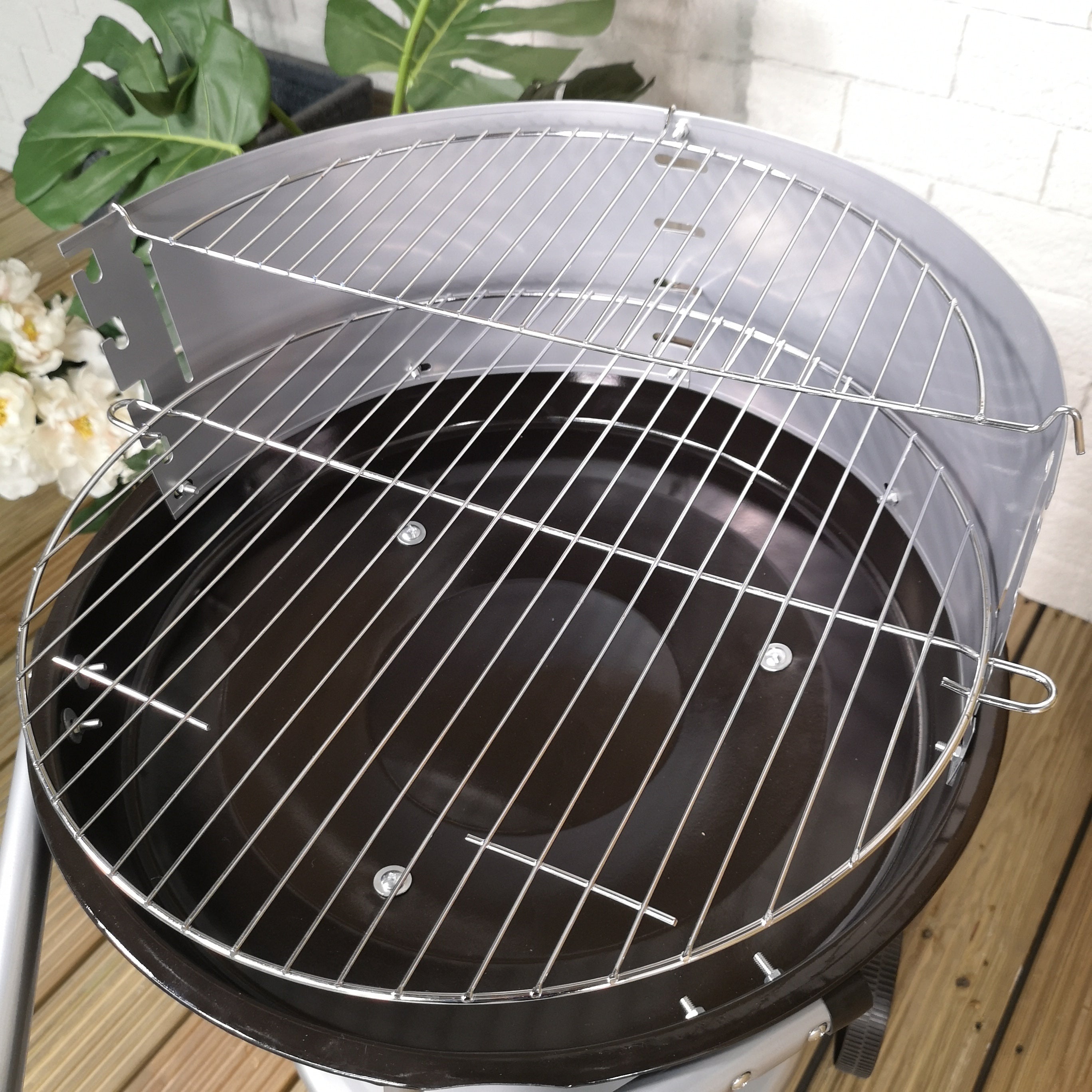 47cm Round Garden Charcoal Barbecue/BBQ with wheels 