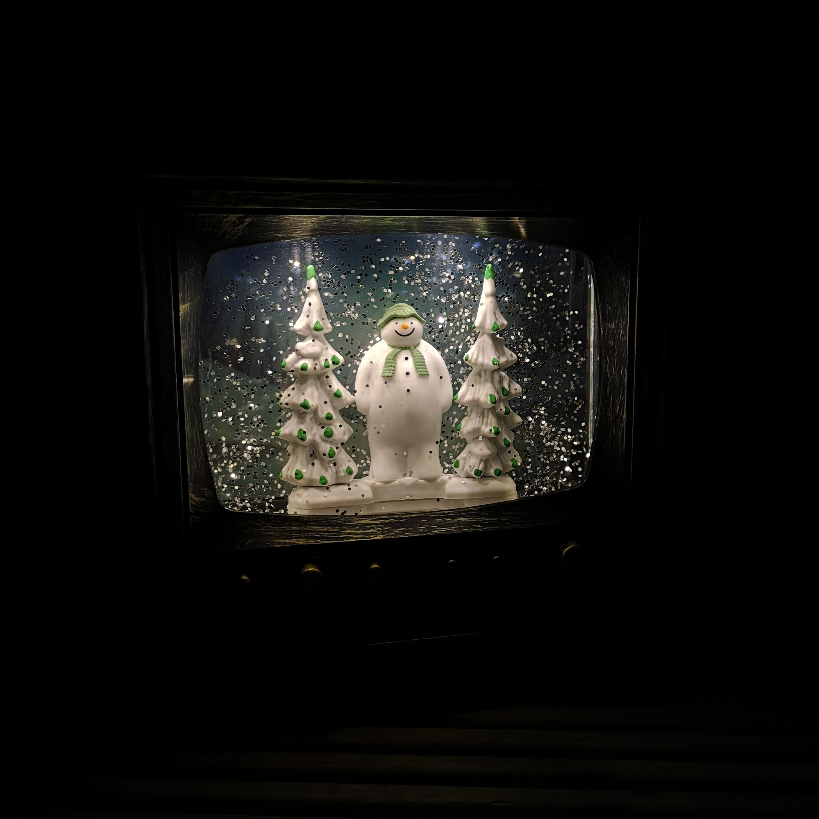 21cm Snowtime Musical Dual Power LED Christmas Glitter Water Spinner Retro TV The Snowman & The Snow dog™ Scene