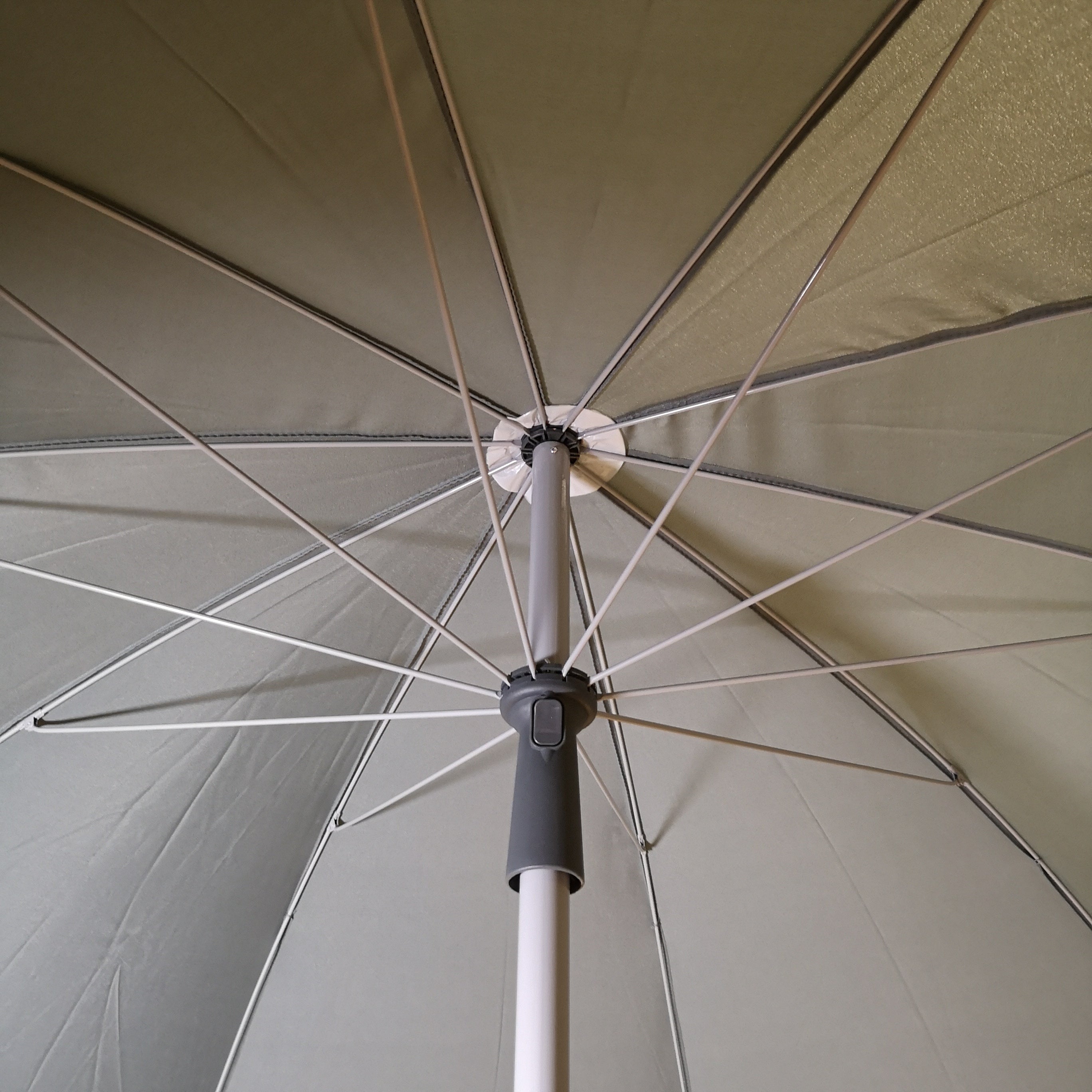 2.5m Extending Parasol Umbrella with Tilt Action for Garden or Patio in Grey