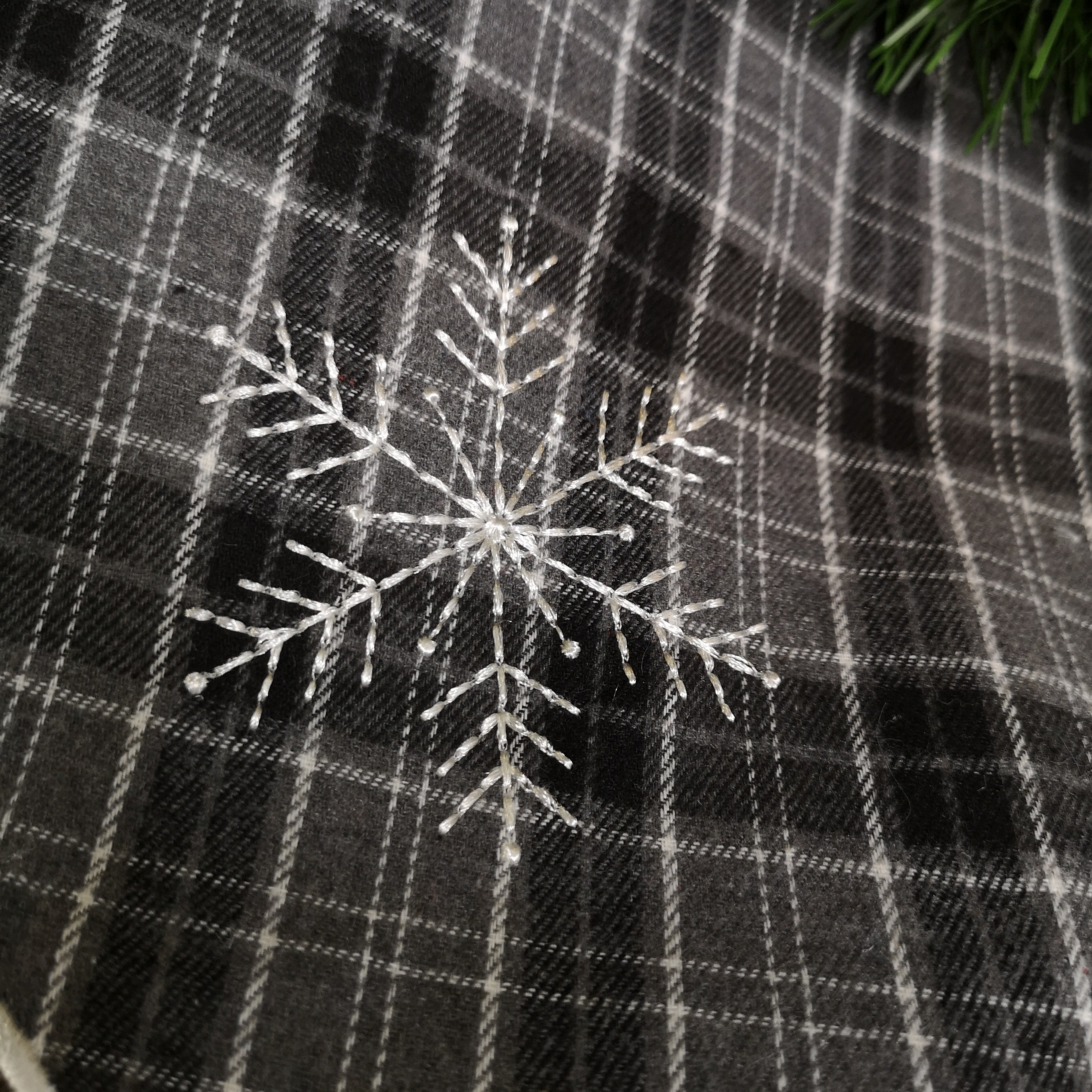 100cm Luxury Embroided Christmas Tree Skirt Felt Plaid Fluffy Apron