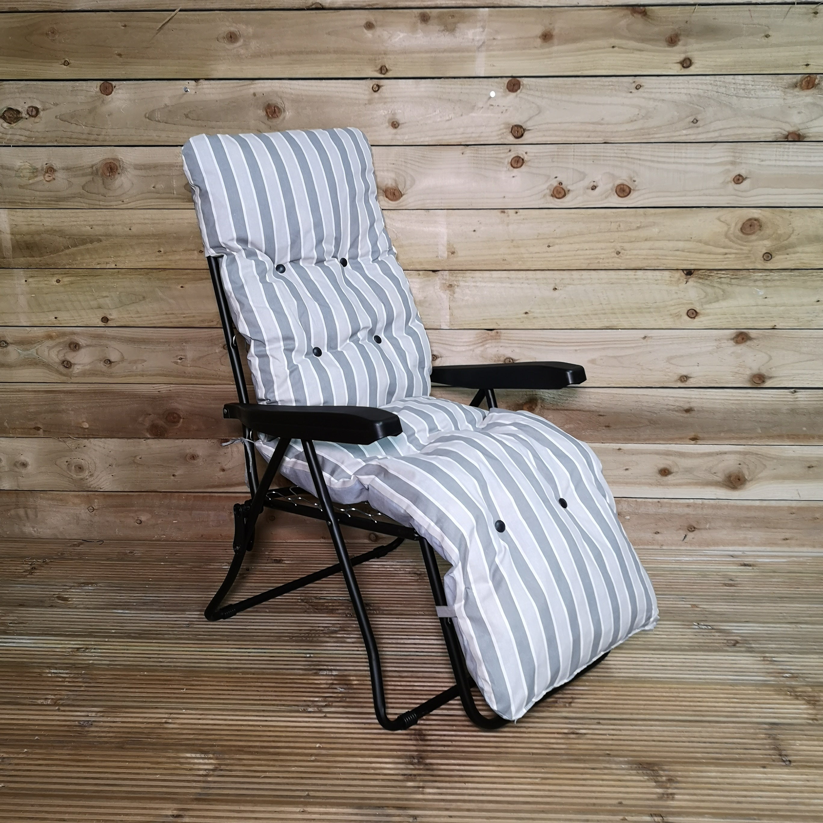 Comfortable and cheap high quality sun lounger, perfect for relaxing in the garden