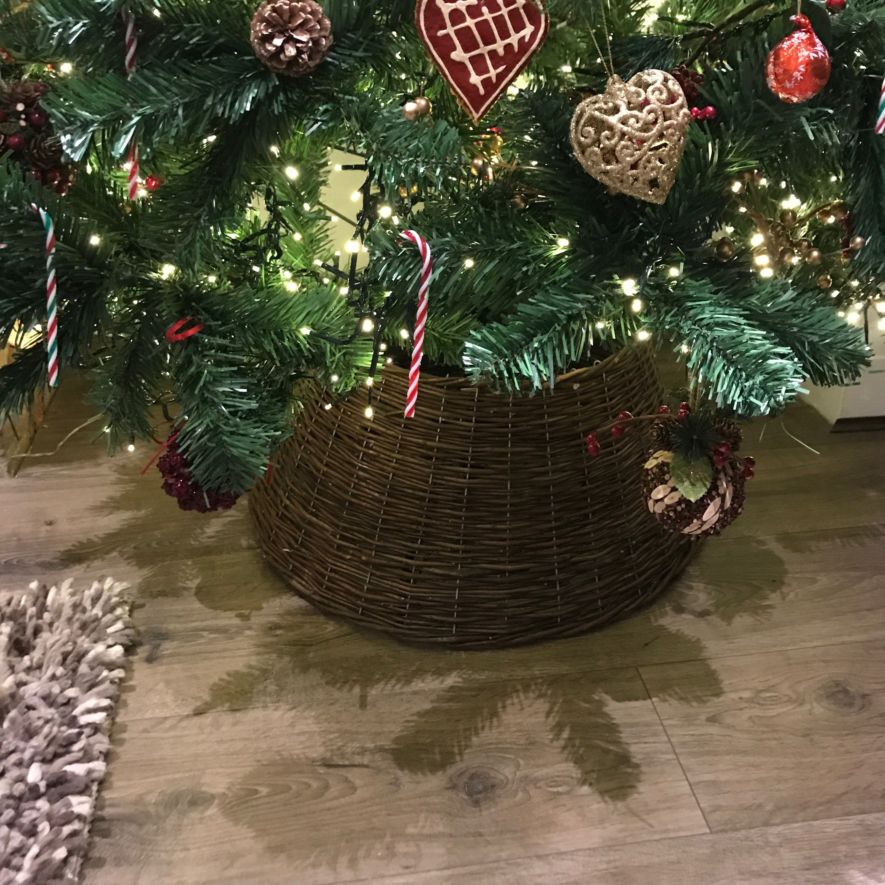 58cm x 26cm Medium Willow Christmas Tree Skirt - Natural Brown