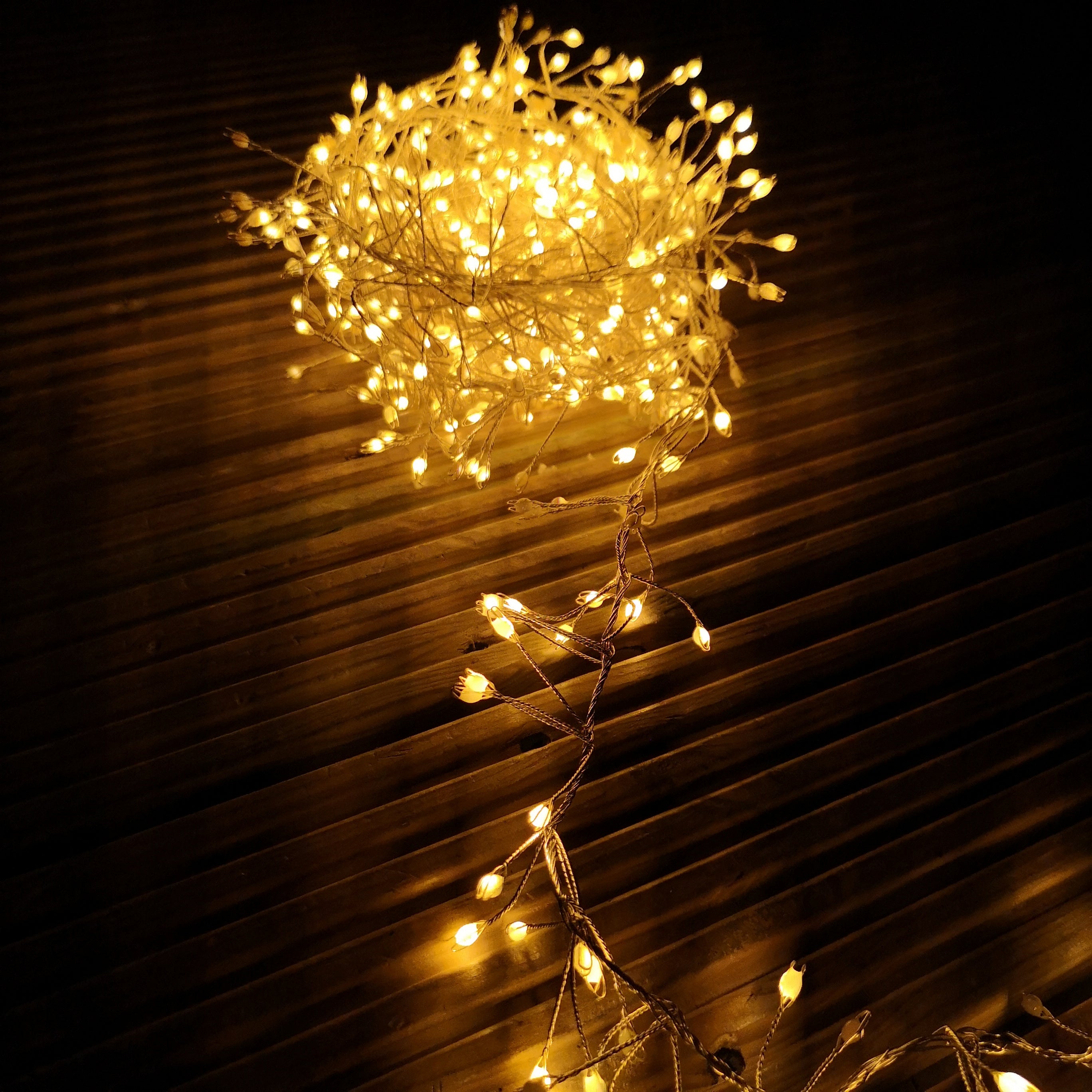 800 LED 5.5m Premier Christmas Indoor Outdoor Wire Cluster Lights with Timer in Gold