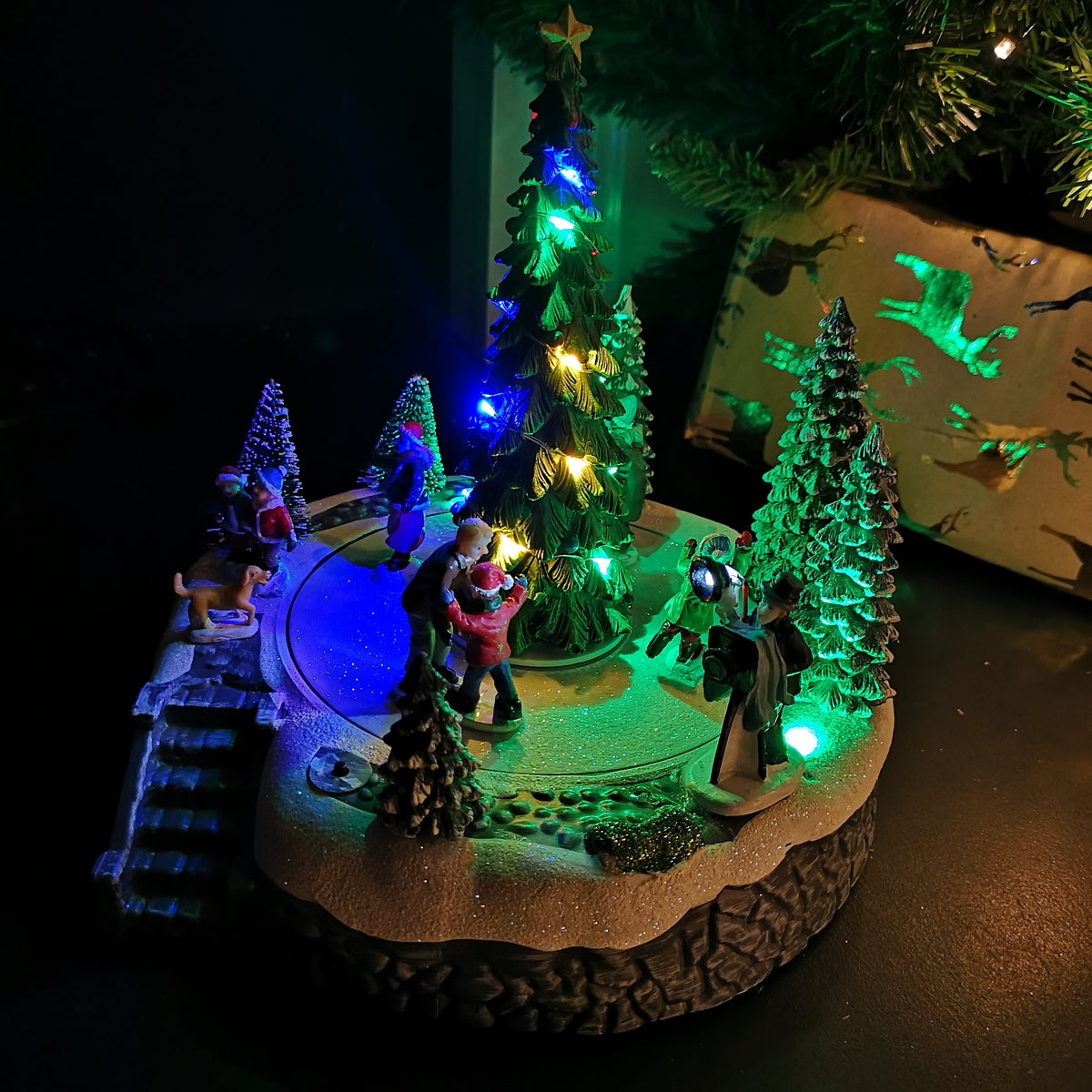 22cm Battery Operated LED Light Up Musical Christmas Scene in Multicoloured